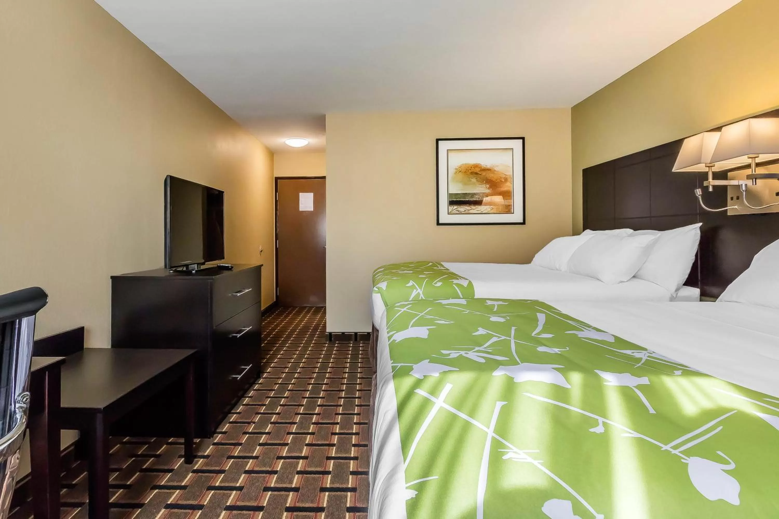 Photo of the whole room, Bed in Econo Lodge Boaz