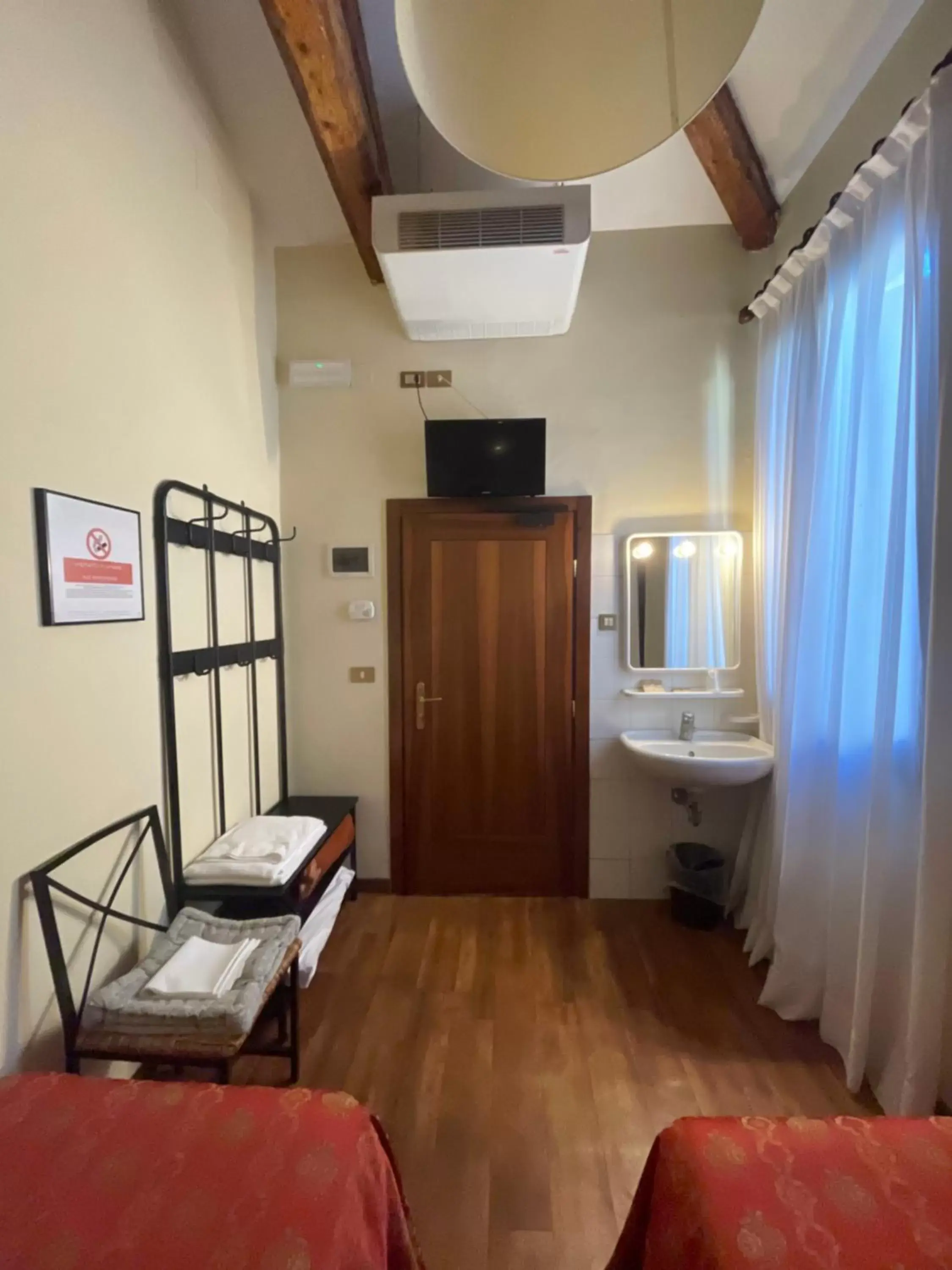 Bathroom, Seating Area in Hotel Tivoli