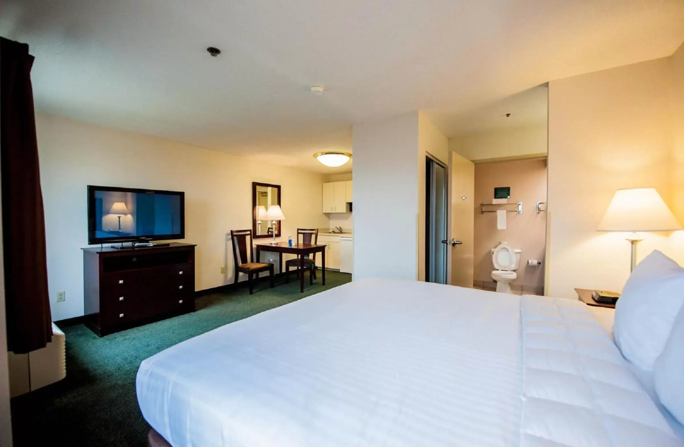 TV and multimedia, Bed in Greystone Inn & Suites