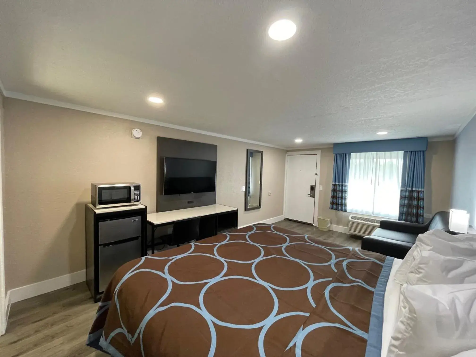 Bed, Seating Area in Super 8 by Wyndham Kissimmee-Orlando