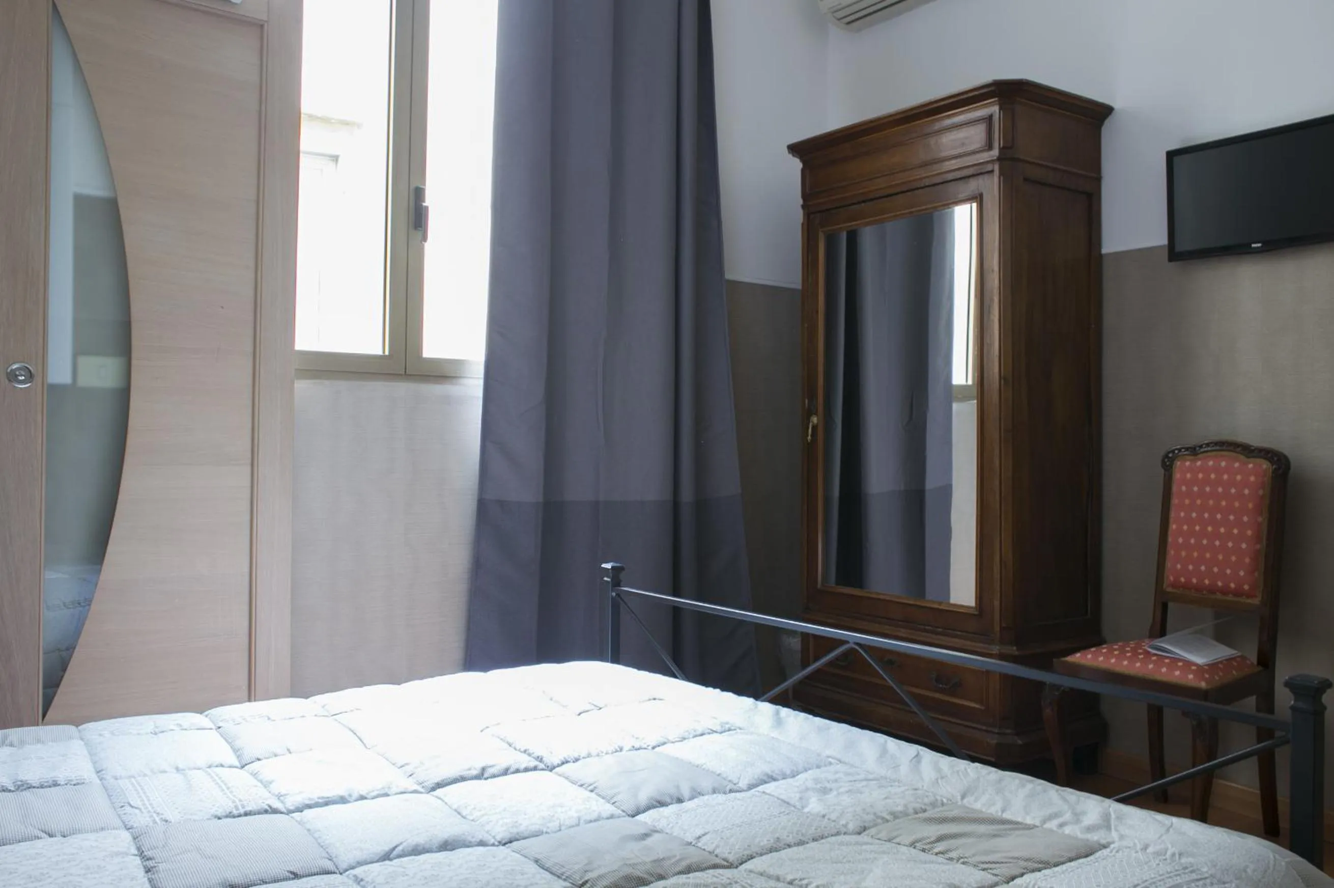 Photo of the whole room, Bed in Loggia Fiorentina