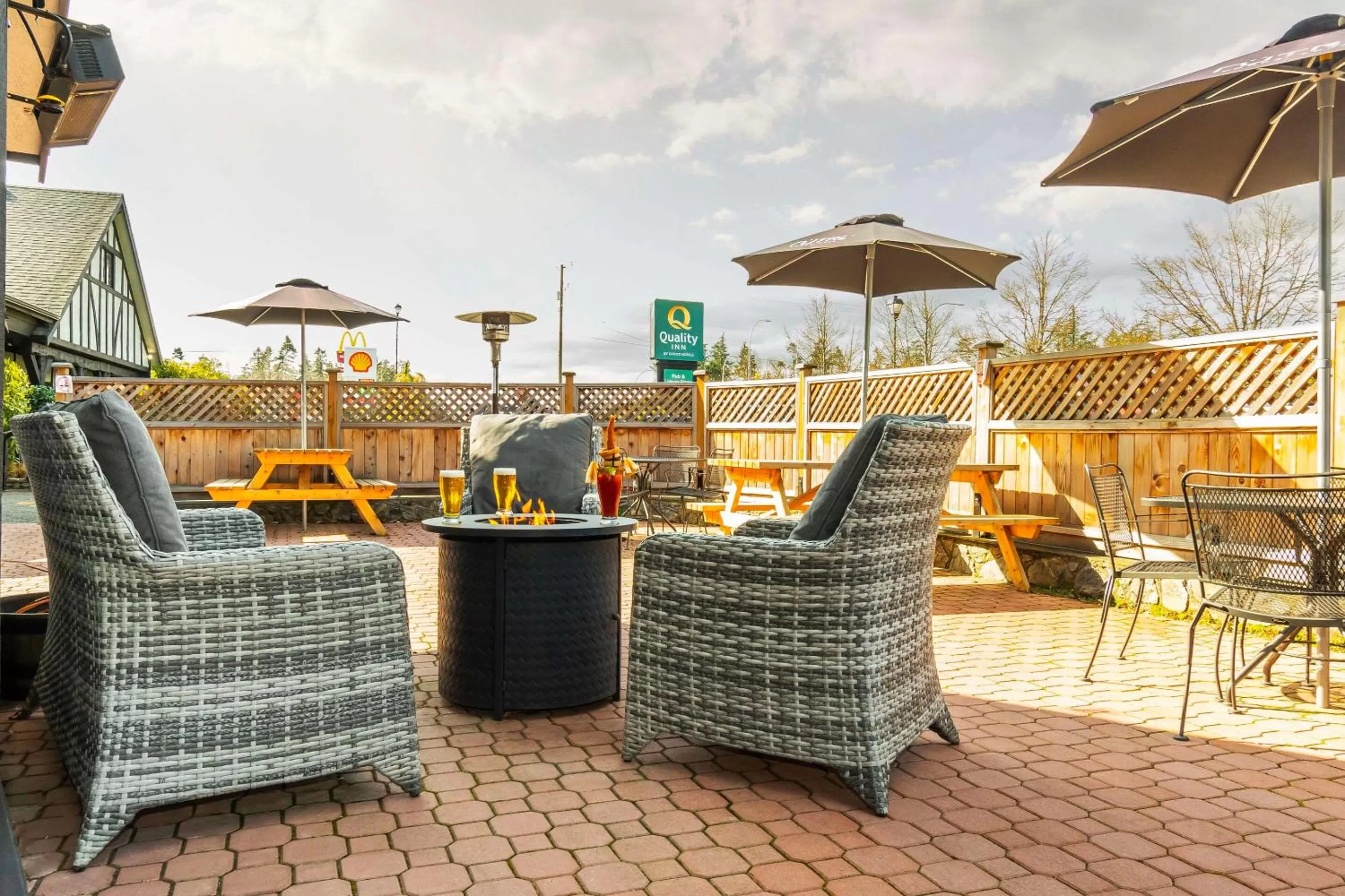 Swimming pool in Quality Inn Waddling Dog