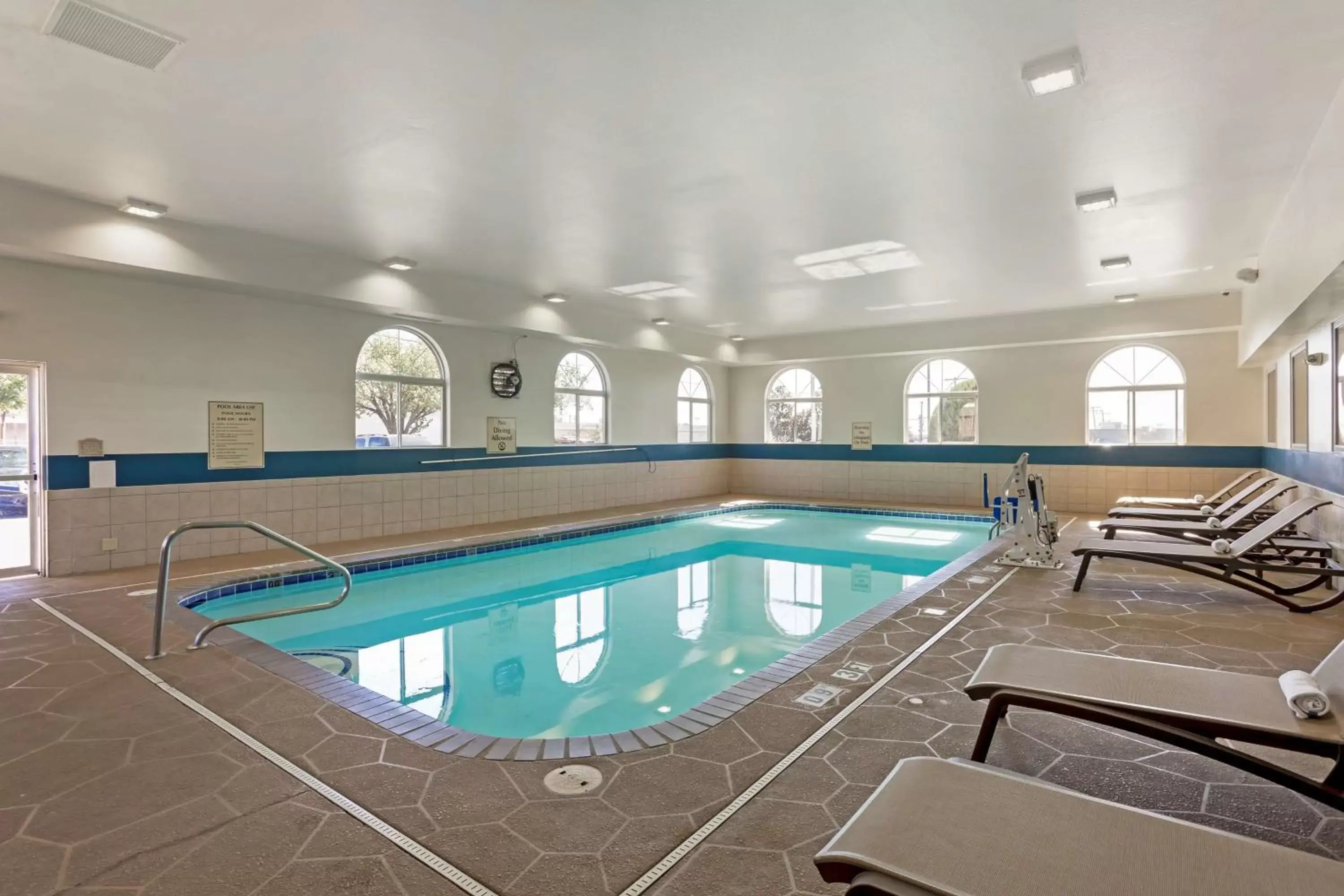 Pool view, Swimming Pool in Best Western Plus Searcy Inn