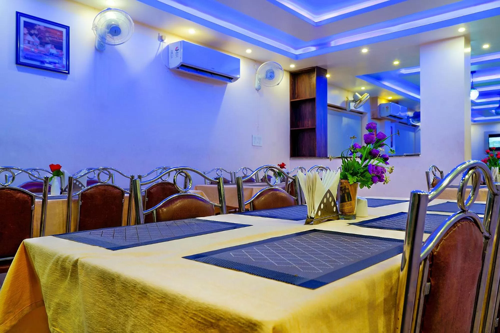 Restaurant/places to eat in FabHotel Kanchan Plaza