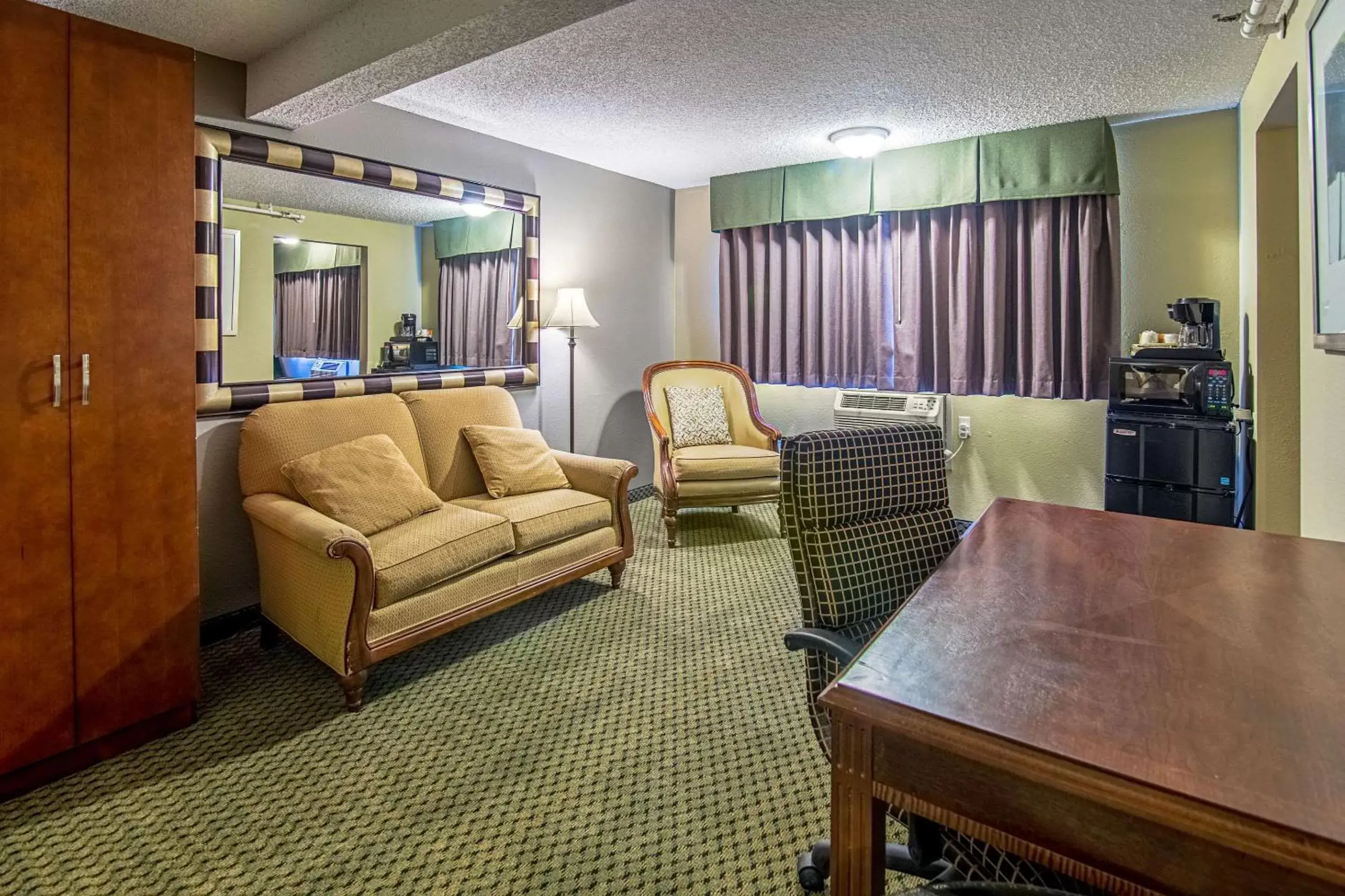 Photo of the whole room, Seating Area in Roosevelt Hotel