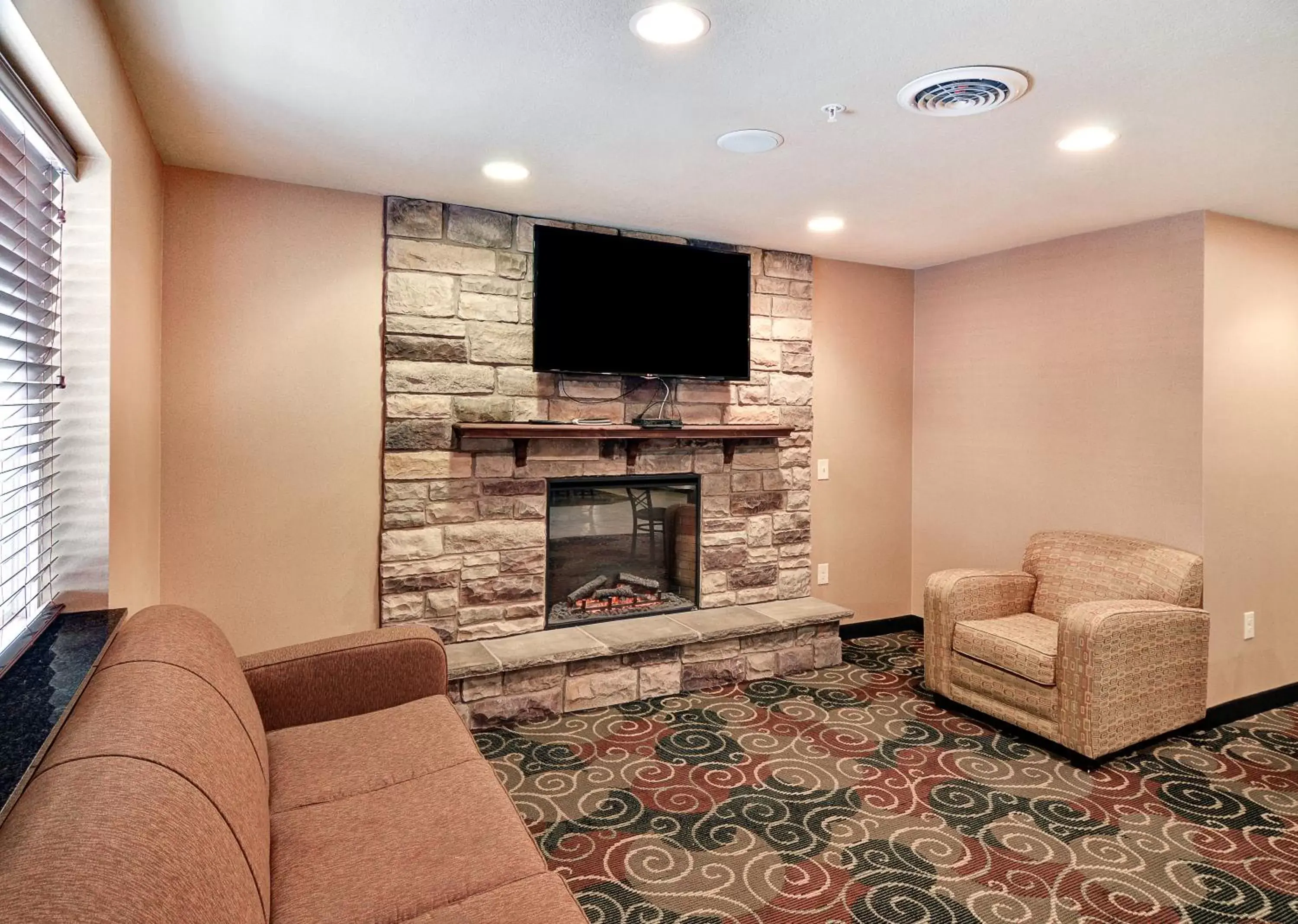 Communal lounge/ TV room, Seating Area in Cobblestone Inn & Suites - Big Lake