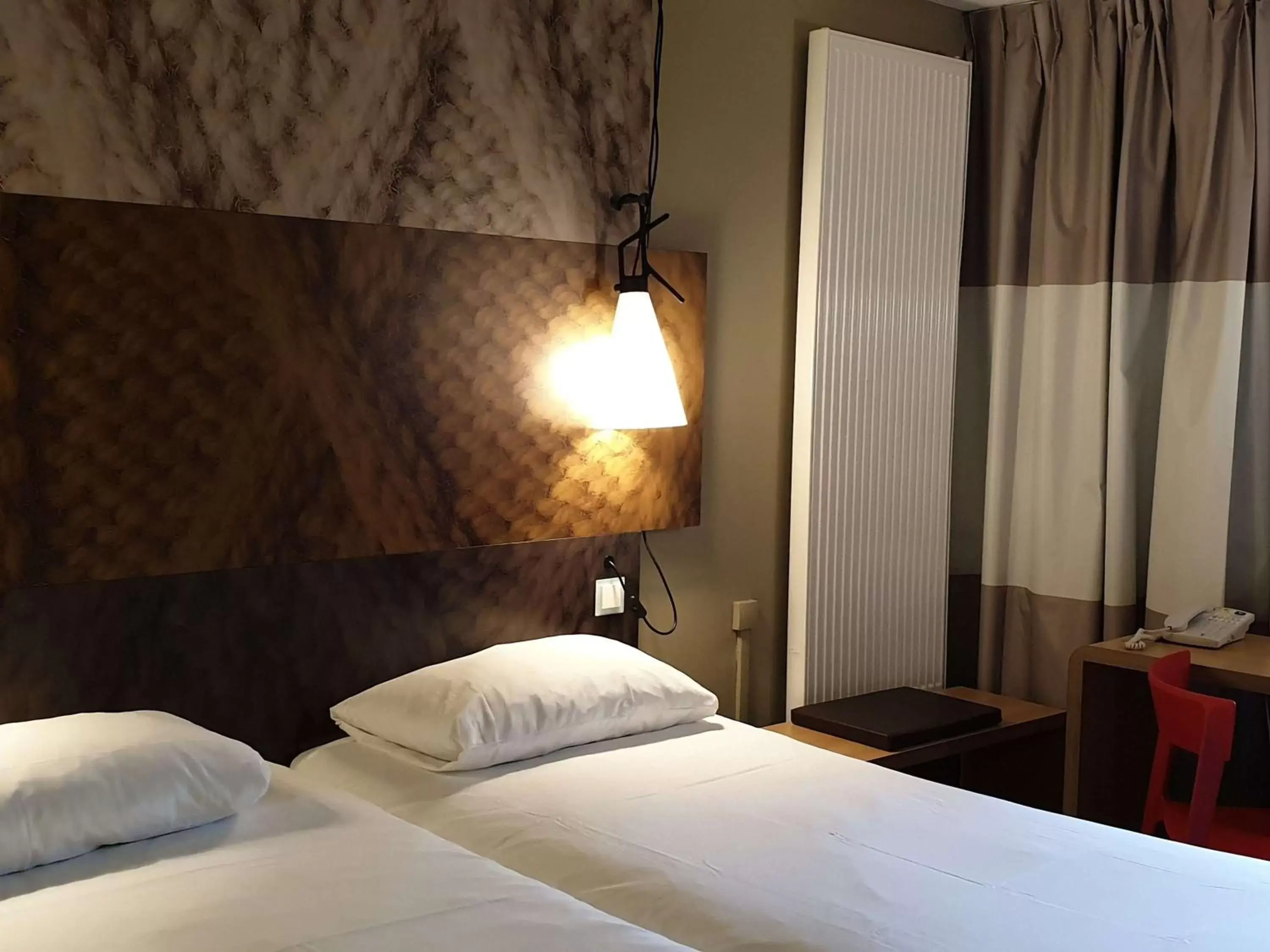 Photo of the whole room, Bed in ibis Europe Chalon Sur Saone