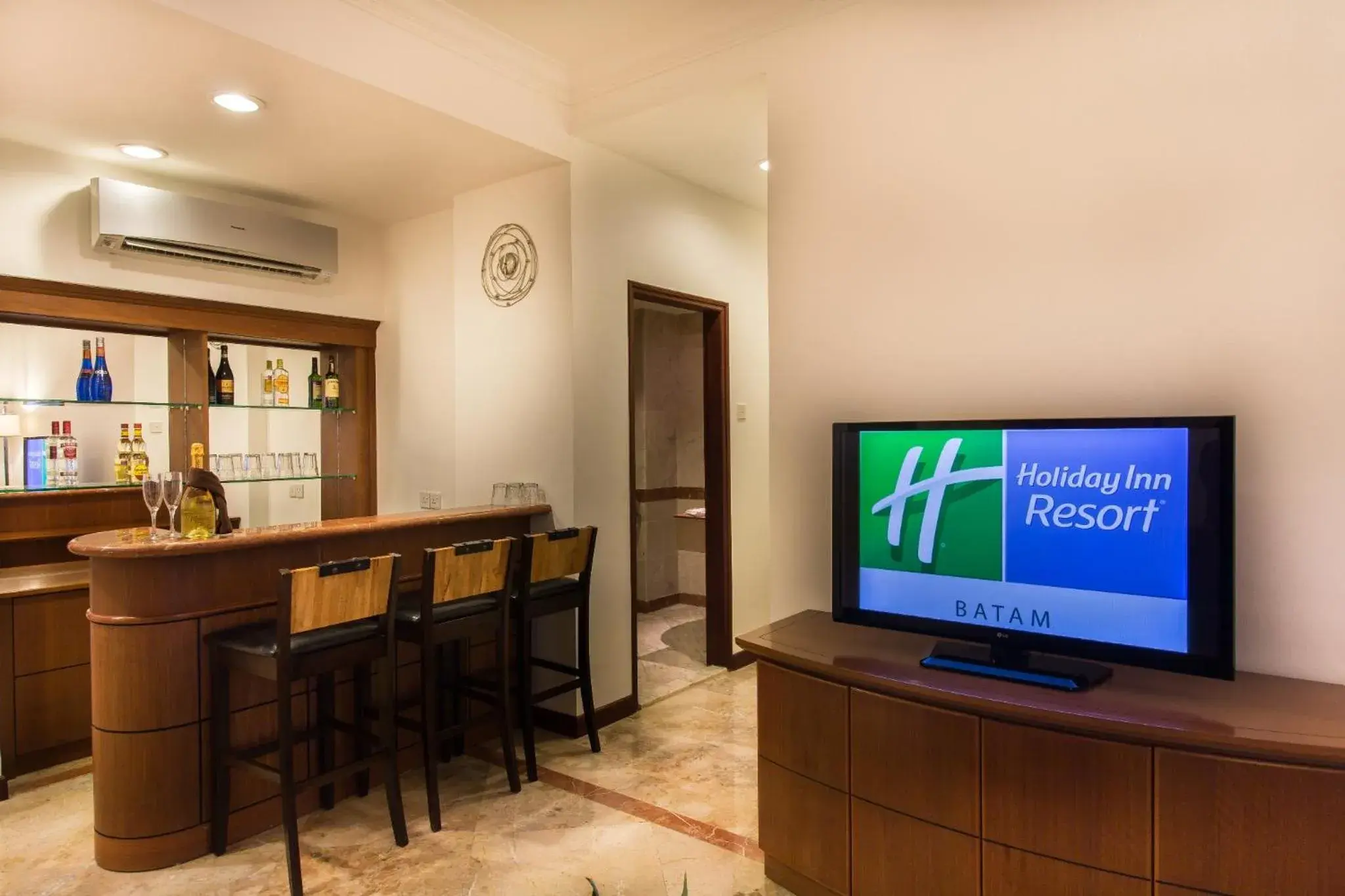 Lounge or bar, TV/Entertainment Center in Holiday Inn Resort Batam, an IHG Hotel
