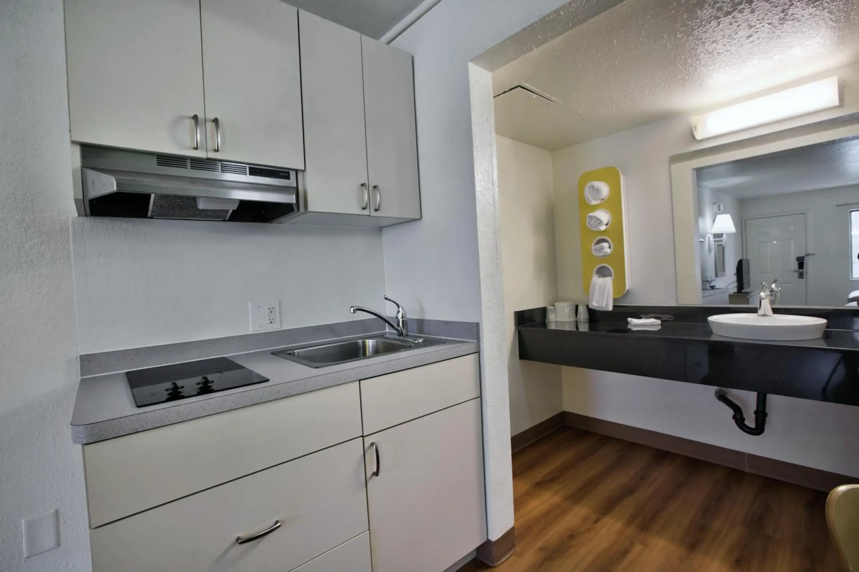 Decorative detail, Kitchen/Kitchenette in Motel 6-Tallahassee, FL - Downtown