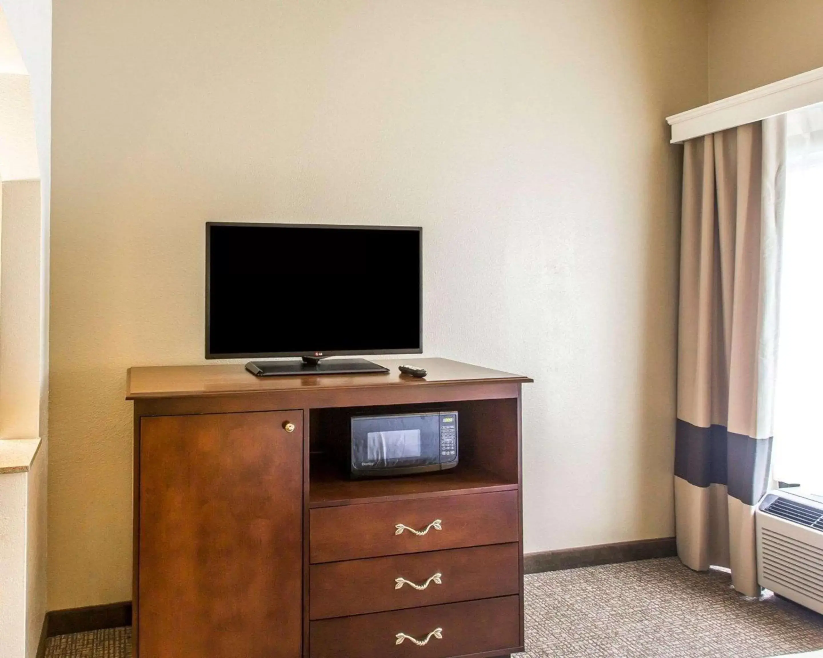 Photo of the whole room, TV/Entertainment Center in Comfort Suites Cookeville