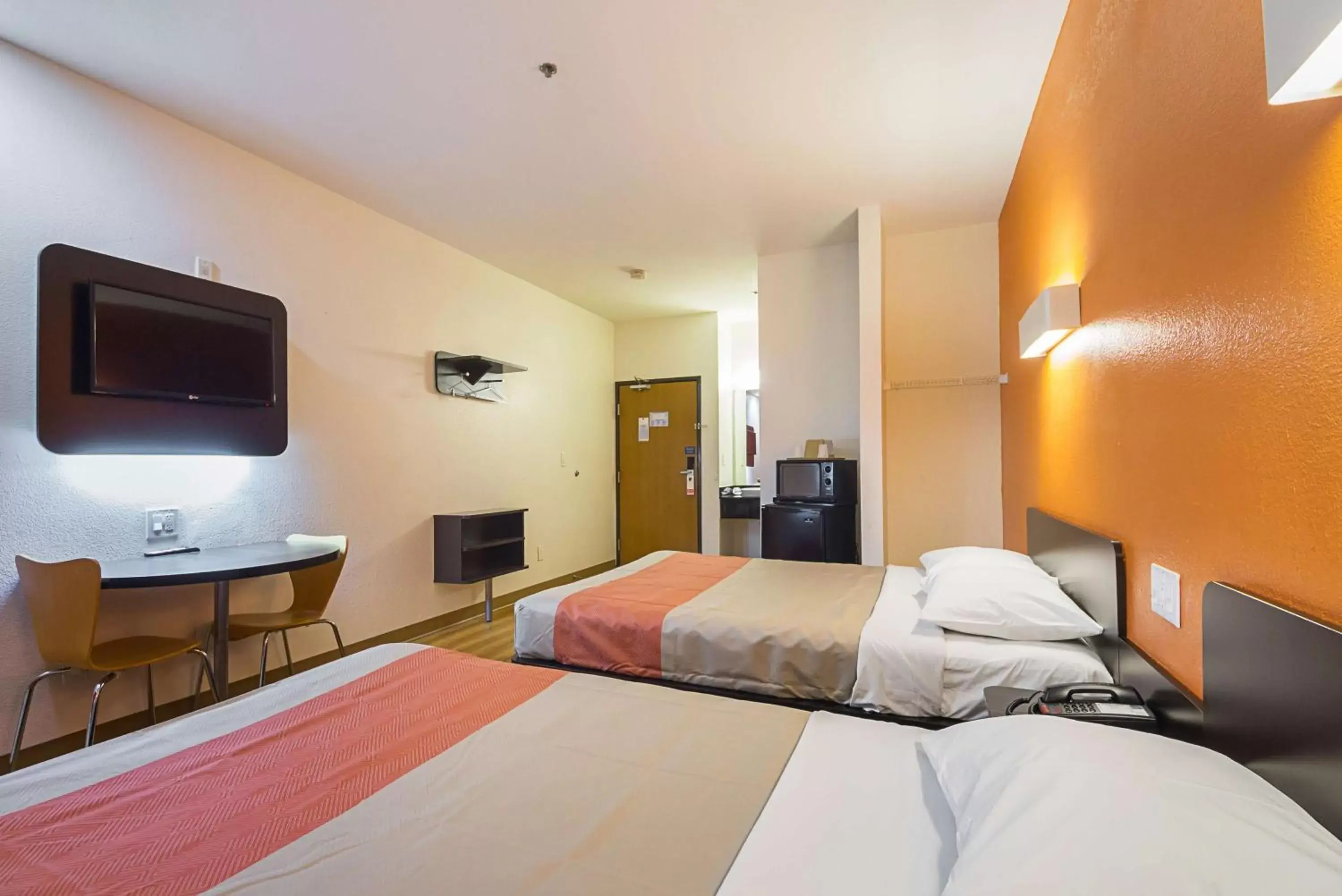 TV and multimedia, Bed in Motel 6 Dallas – Irving DFW Airport South