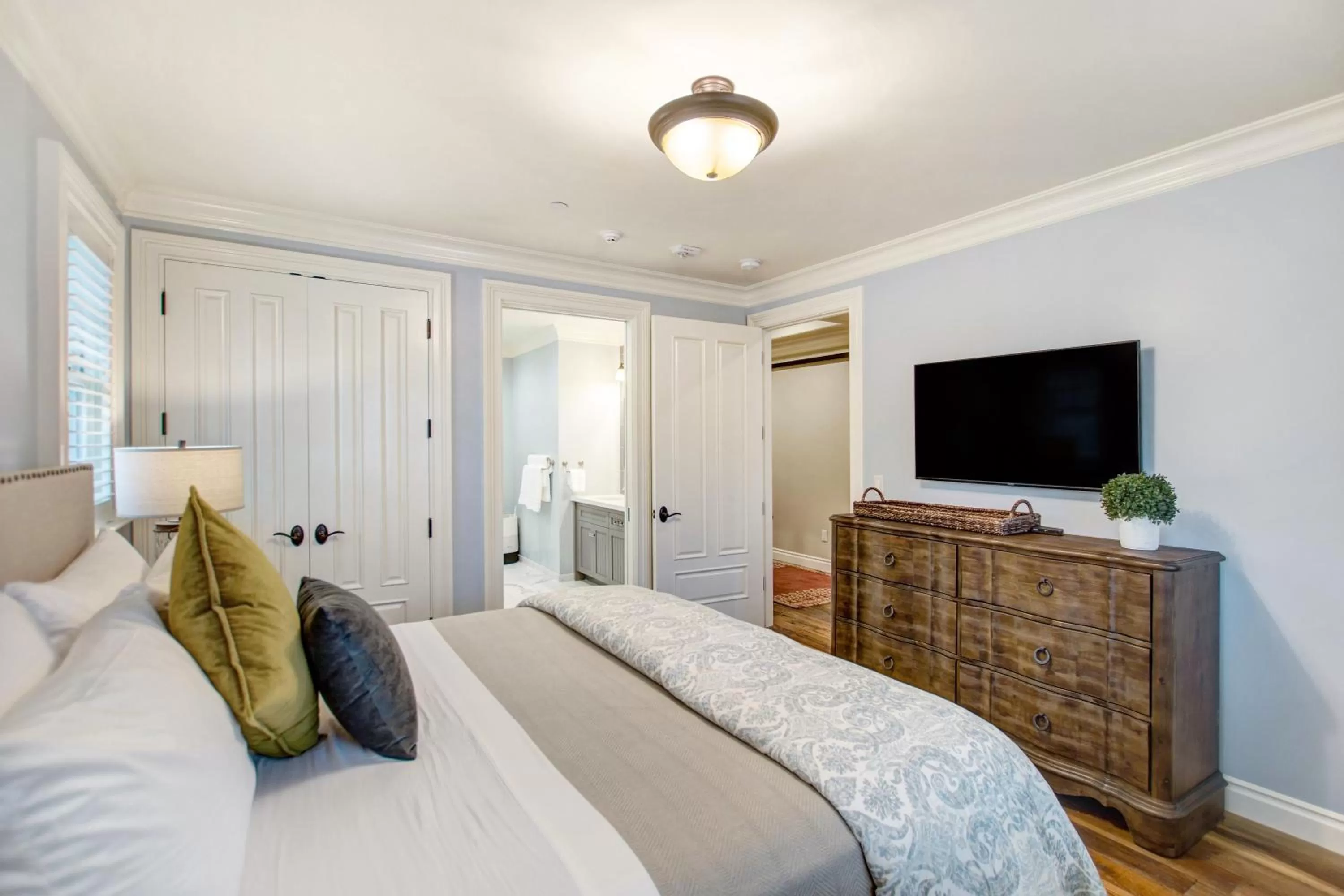 Bathroom, TV/Entertainment Center in Sonoma Bungalows