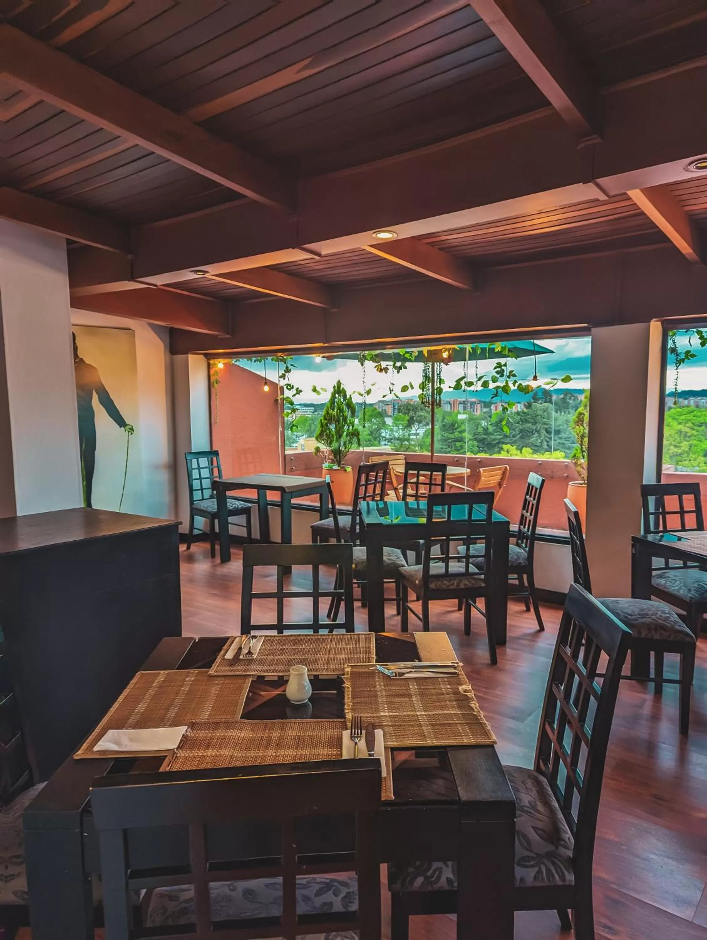 Restaurant/places to eat in Hotel Charlotte Suite 26