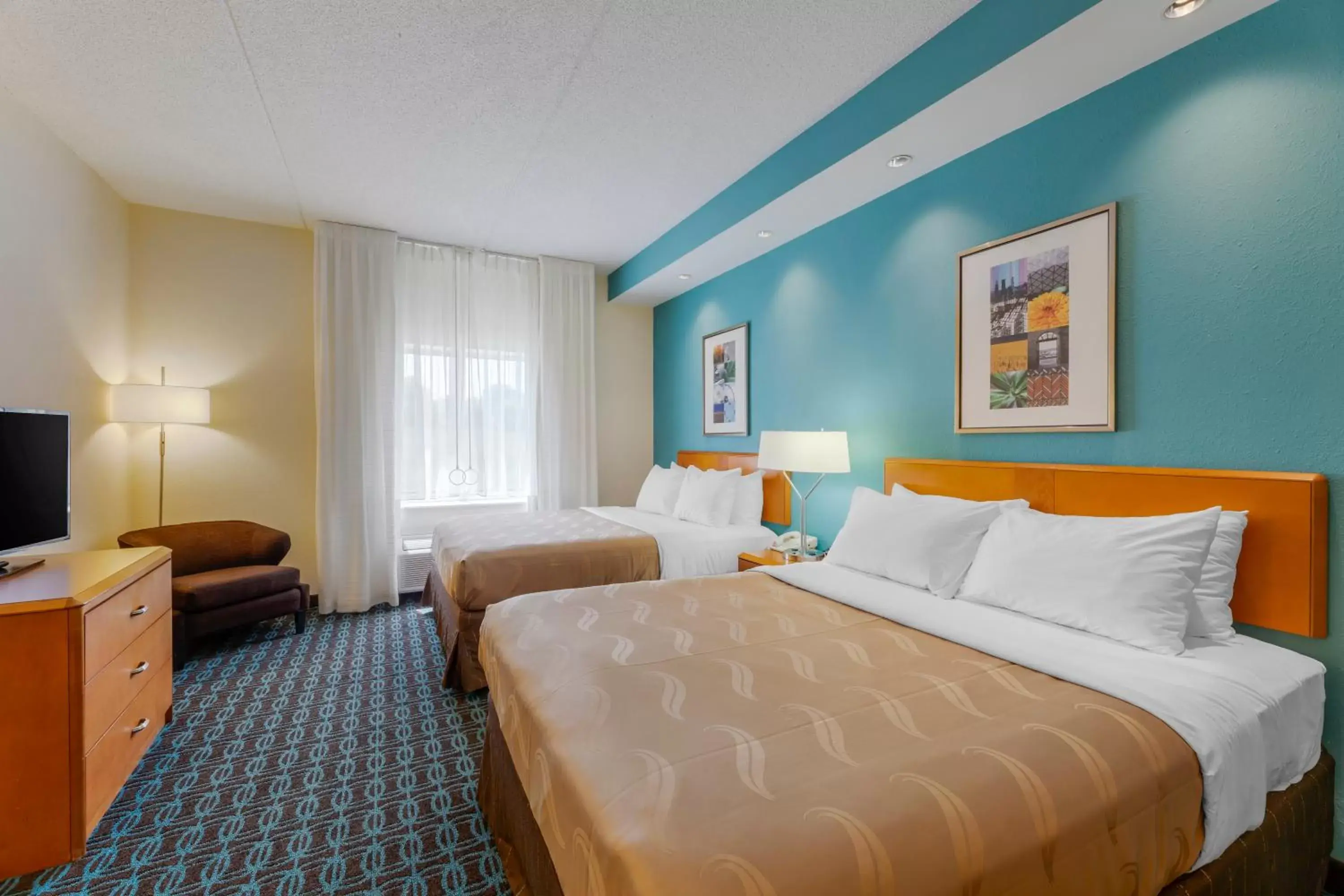 Bed in Quality Inn & Suites Sandusky