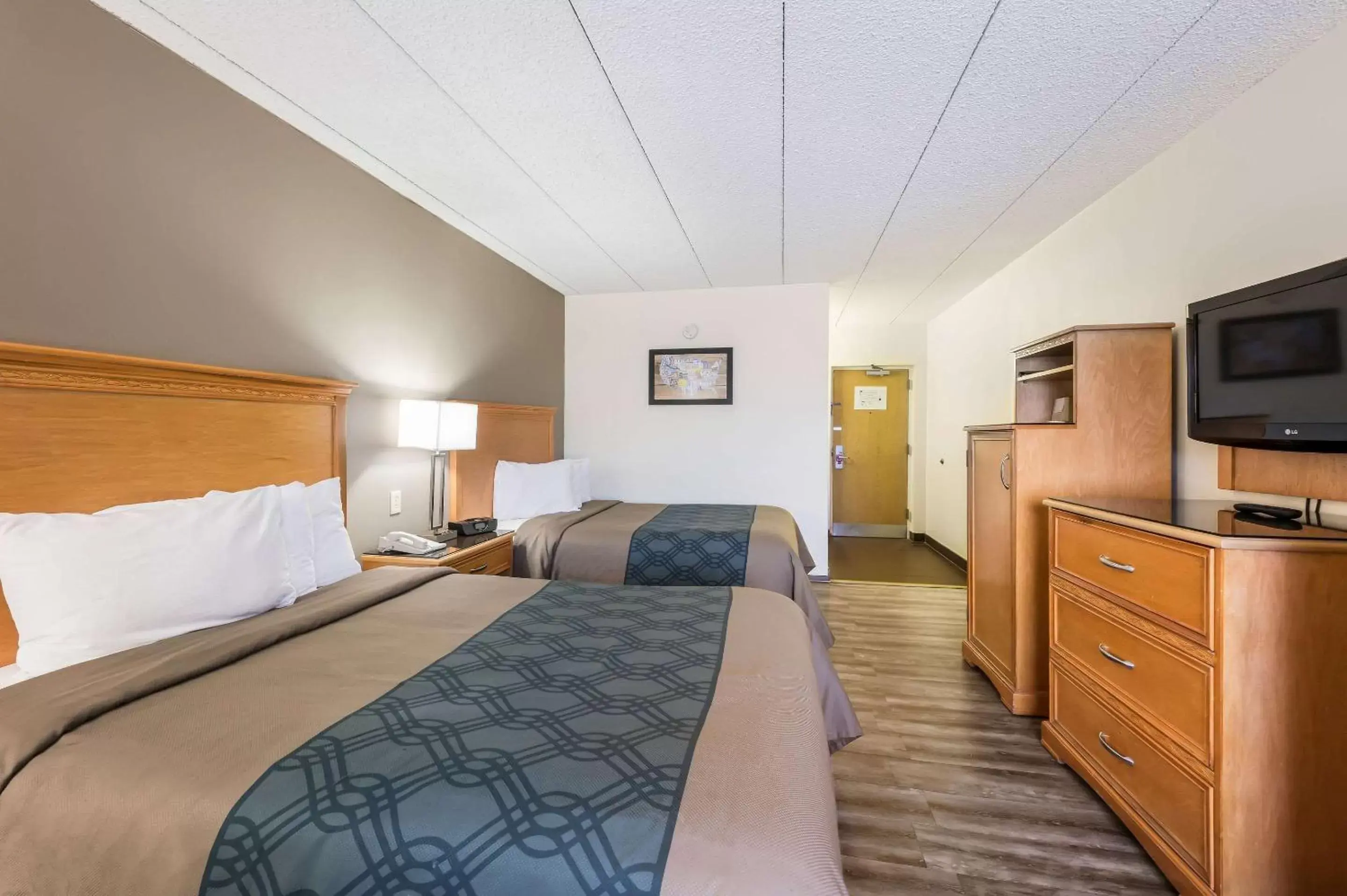 Photo of the whole room, Bed in Econo Lodge Quakertown