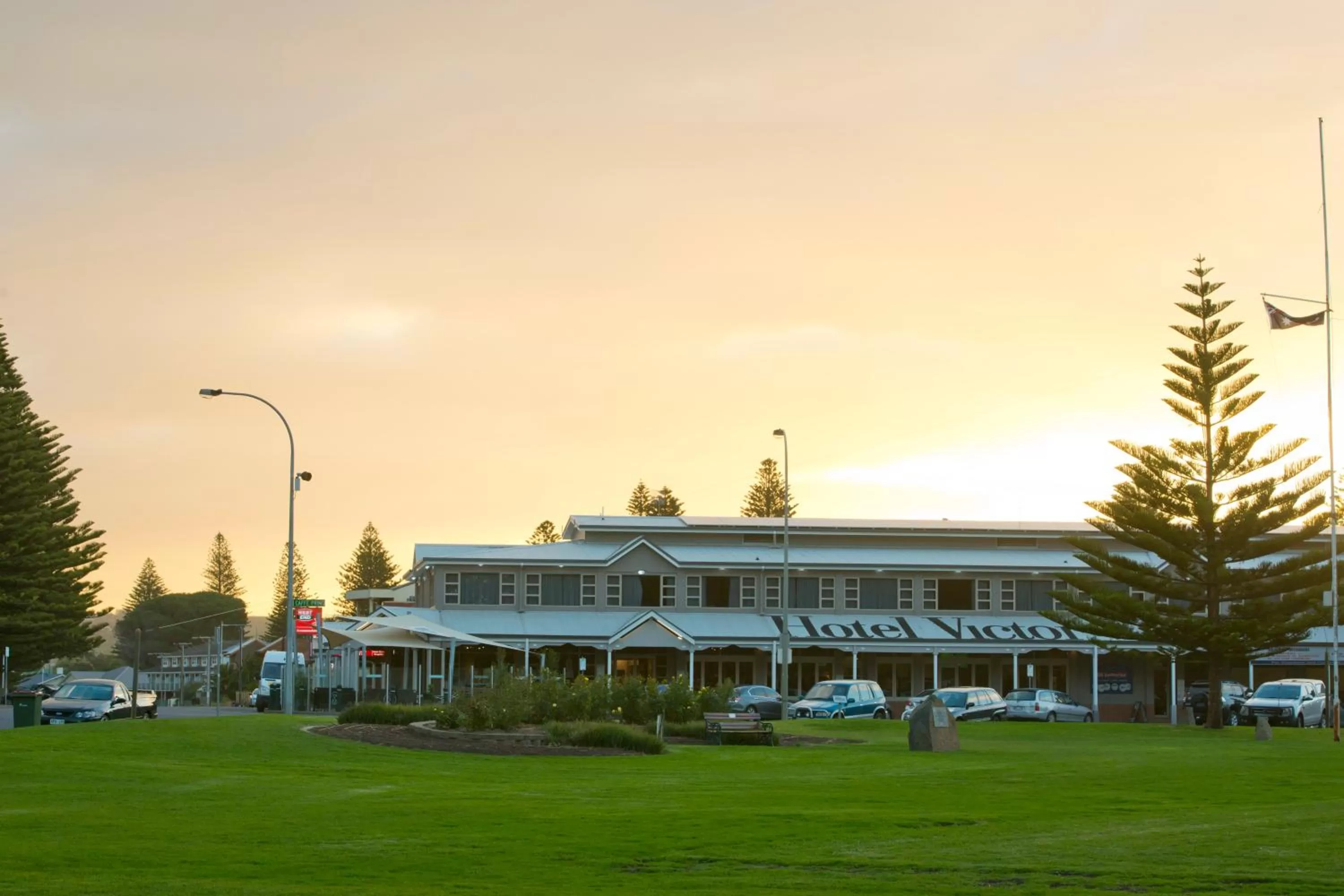 Facade/entrance in Nightcap at Hotel Victor