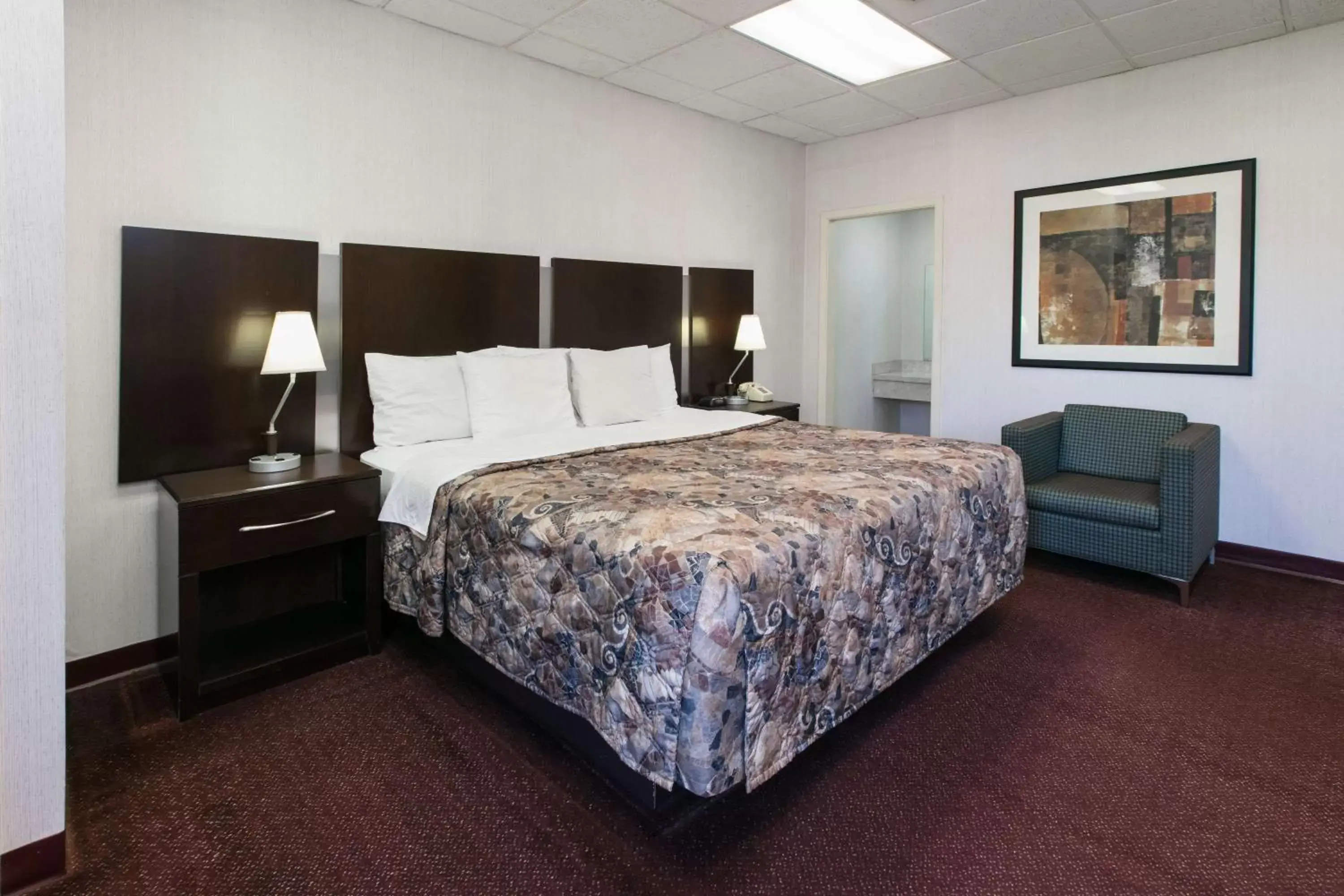 Photo of the whole room, Bed in Knights Inn Longview