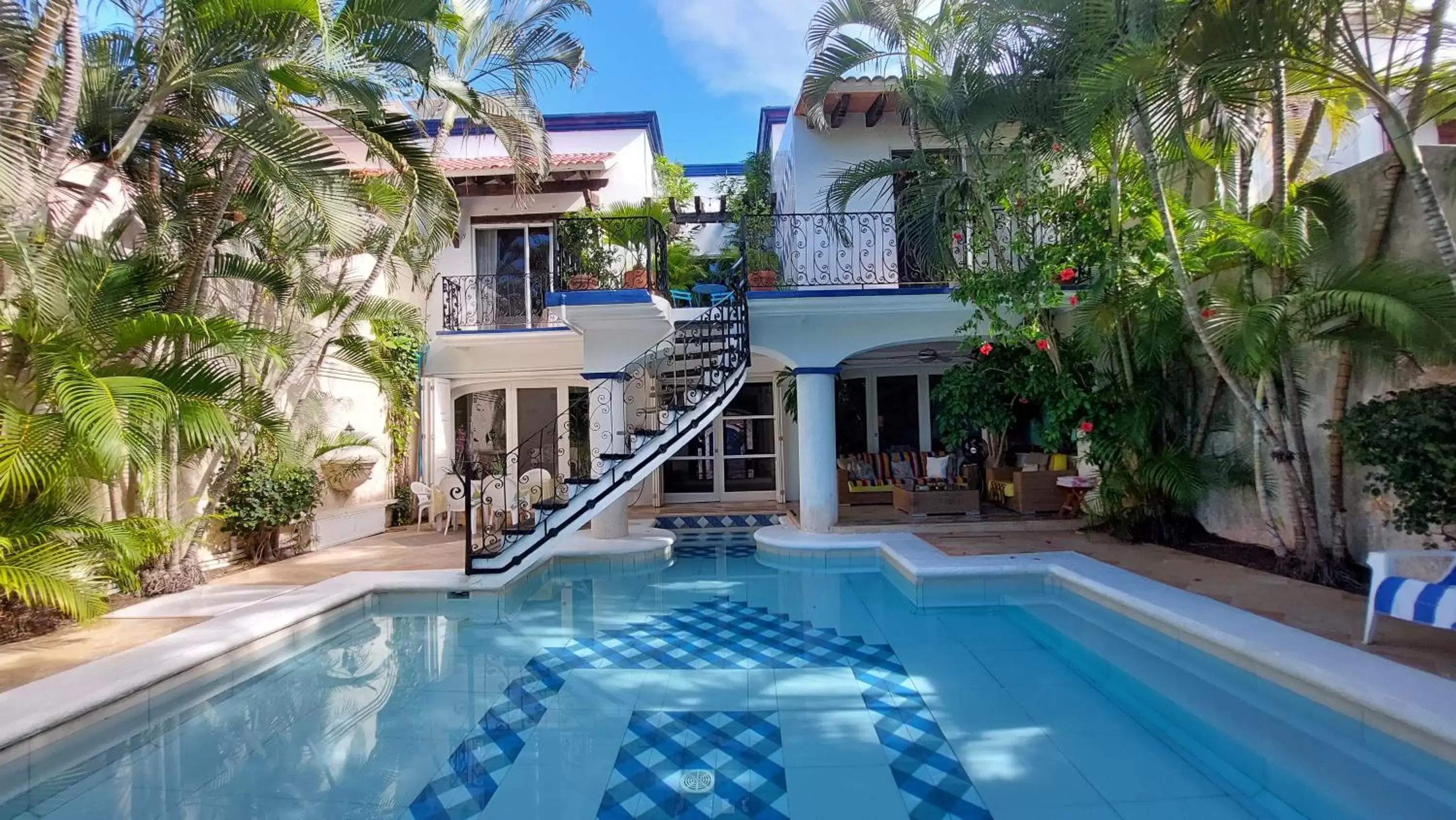 Property building, Swimming Pool in La Villa du Golf à Cancun Hotel Boutique