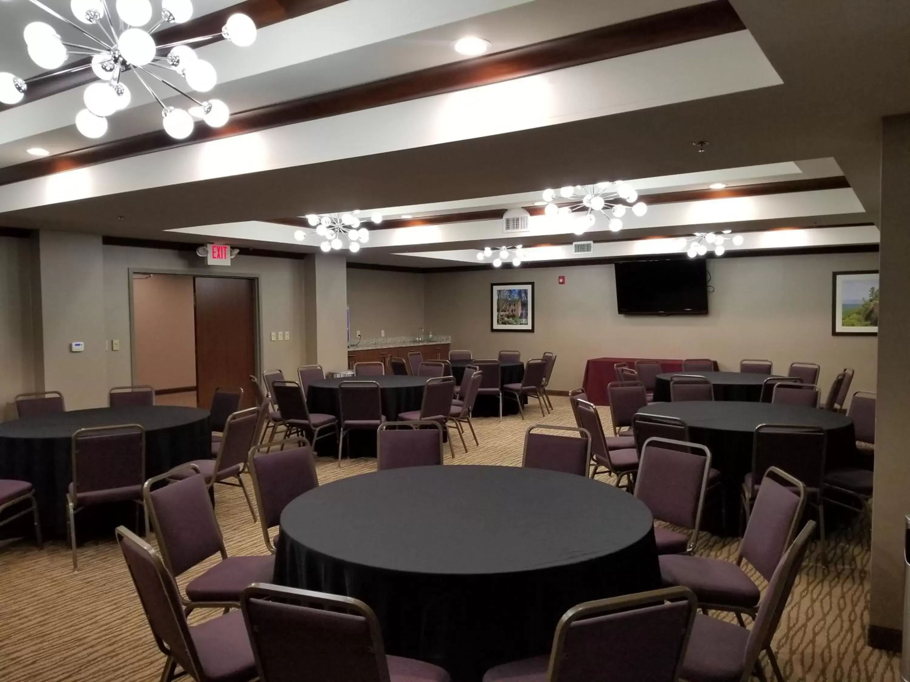 Restaurant/Places to Eat in Comfort Suites Little Rock