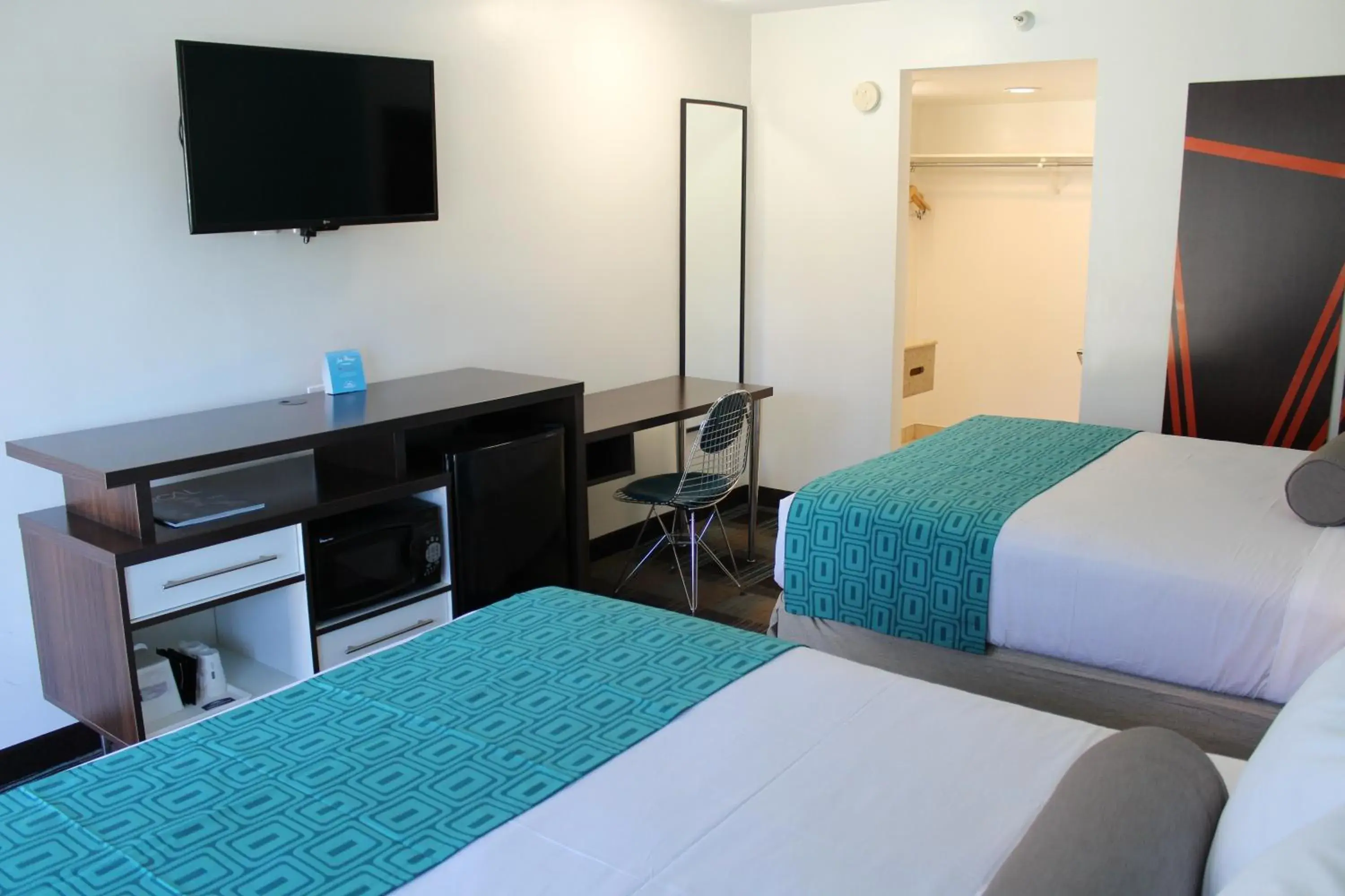 Property building, Bed in Howard Johnson by Wyndham San Diego Hotel Circle Property building, Bed in Howard Johnson by Wyndham San Diego Hotel Circle