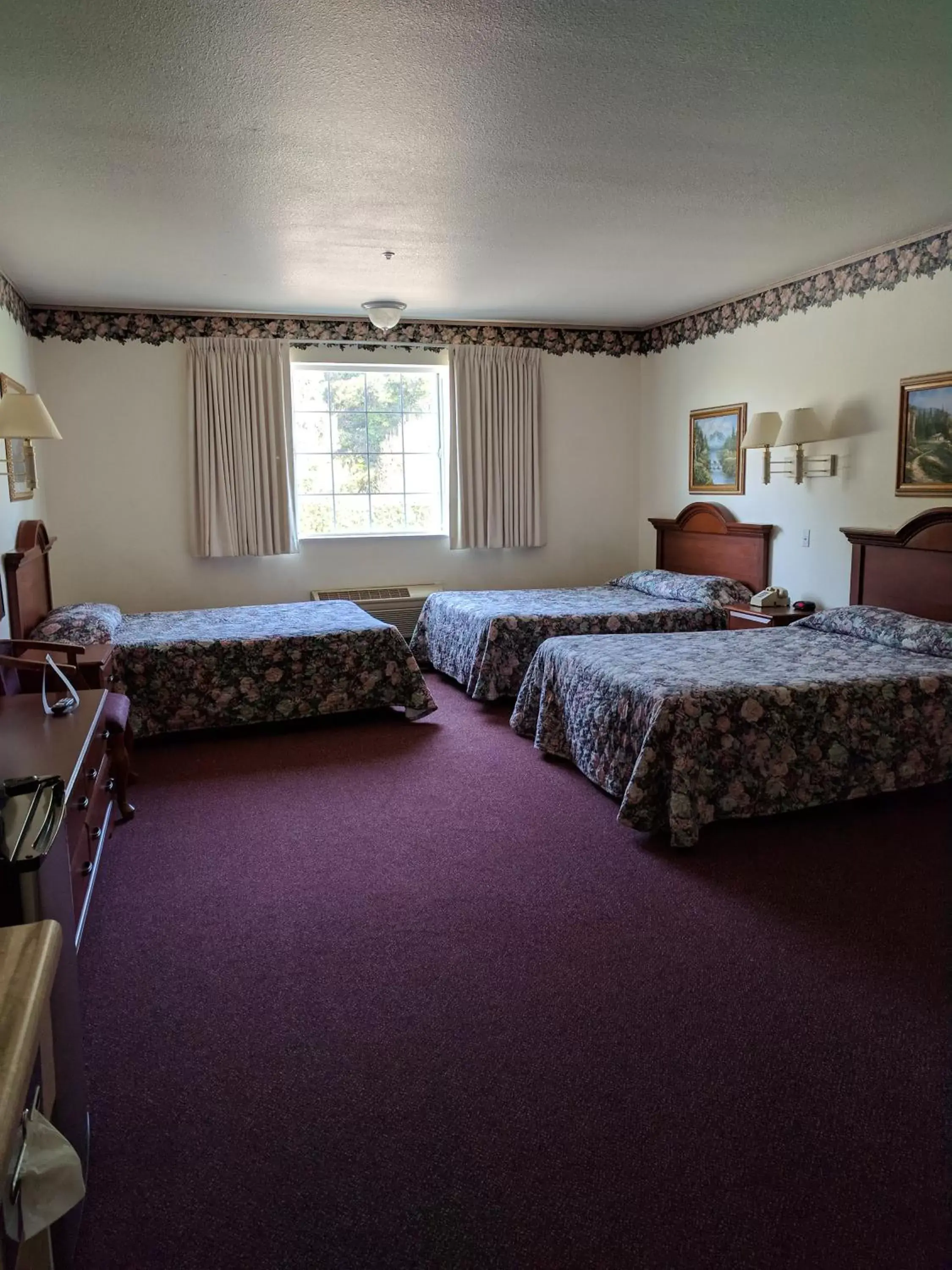 Photo of the whole room, Bed in Lighthouse Inn