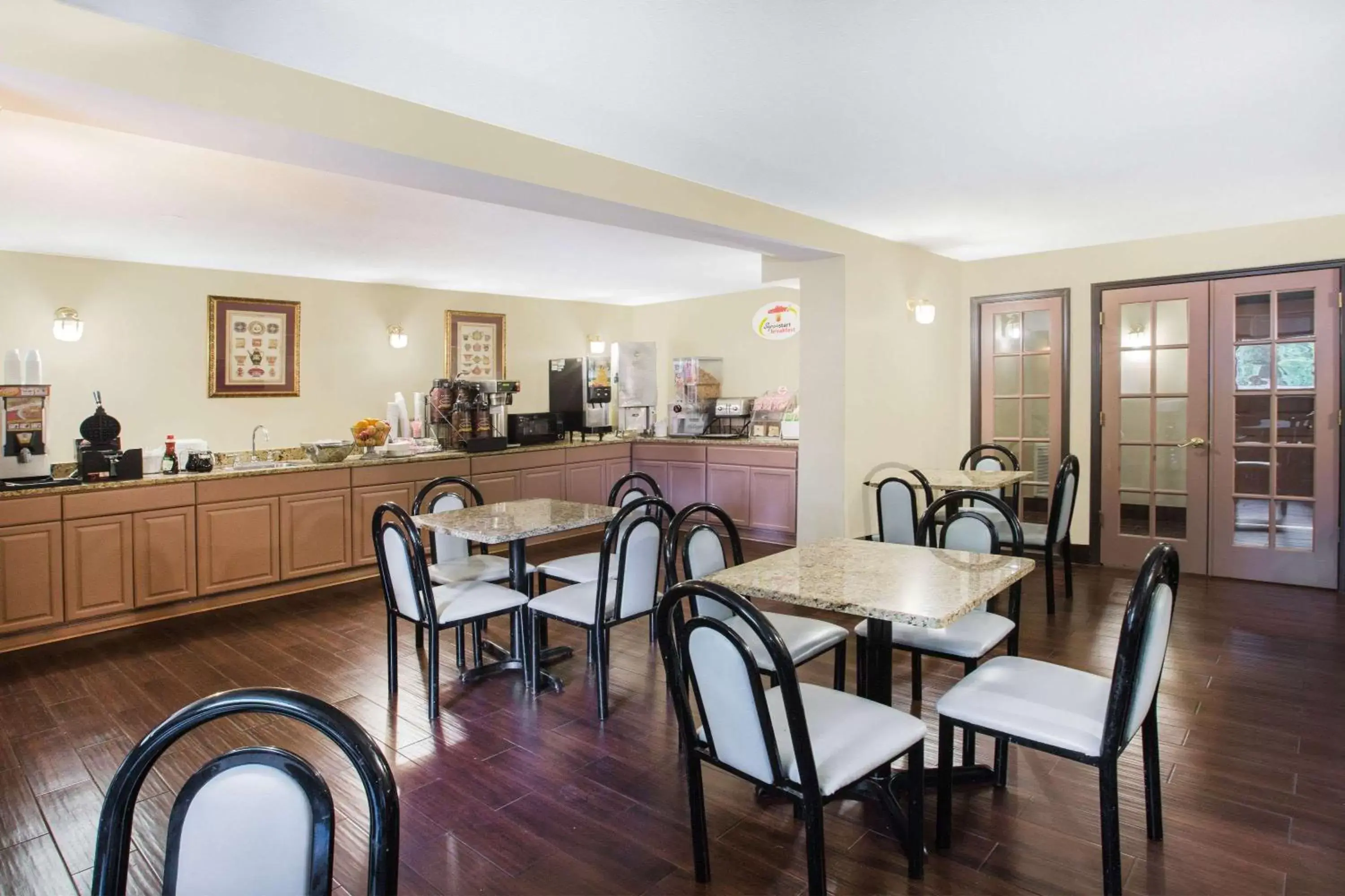 Restaurant/places to eat in Super 8 by Wyndham Oxford Restaurant/places to eat in Super 8 by Wyndham Oxford