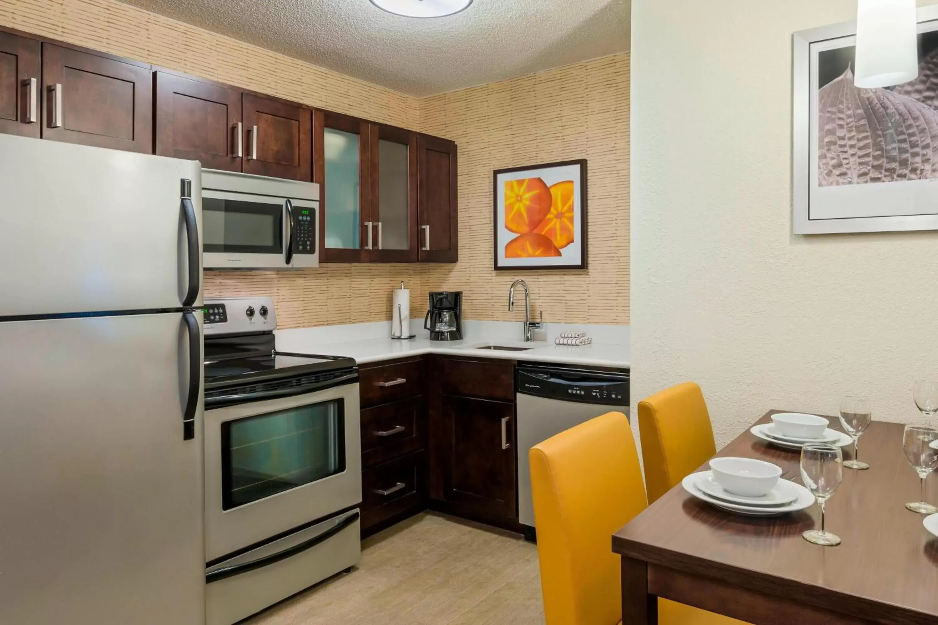 Bedroom, Kitchen/Kitchenette in Residence Inn Tallahassee North I-10 Capital Circle