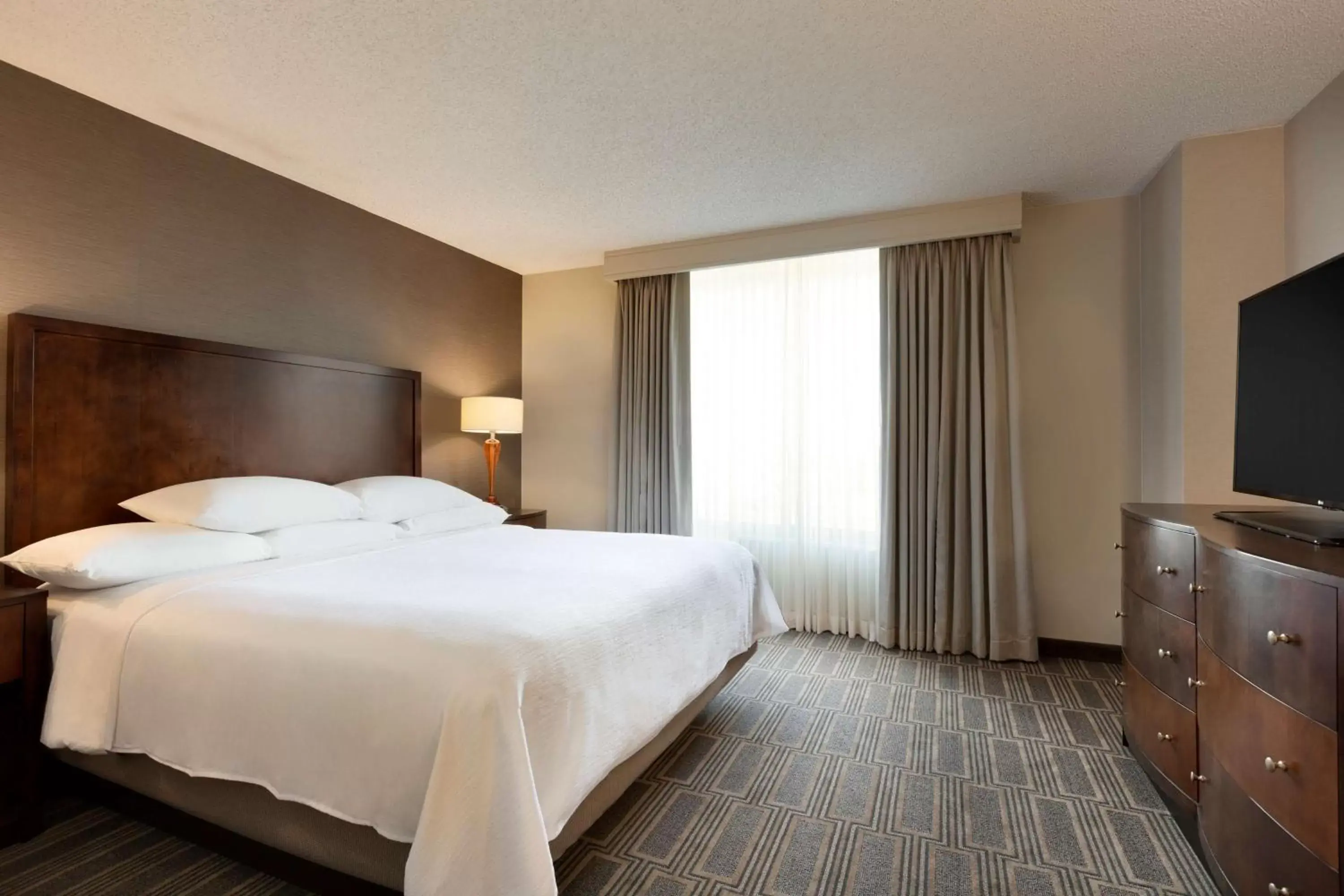 Bed in Embassy Suites by Hilton Chicago Lombard