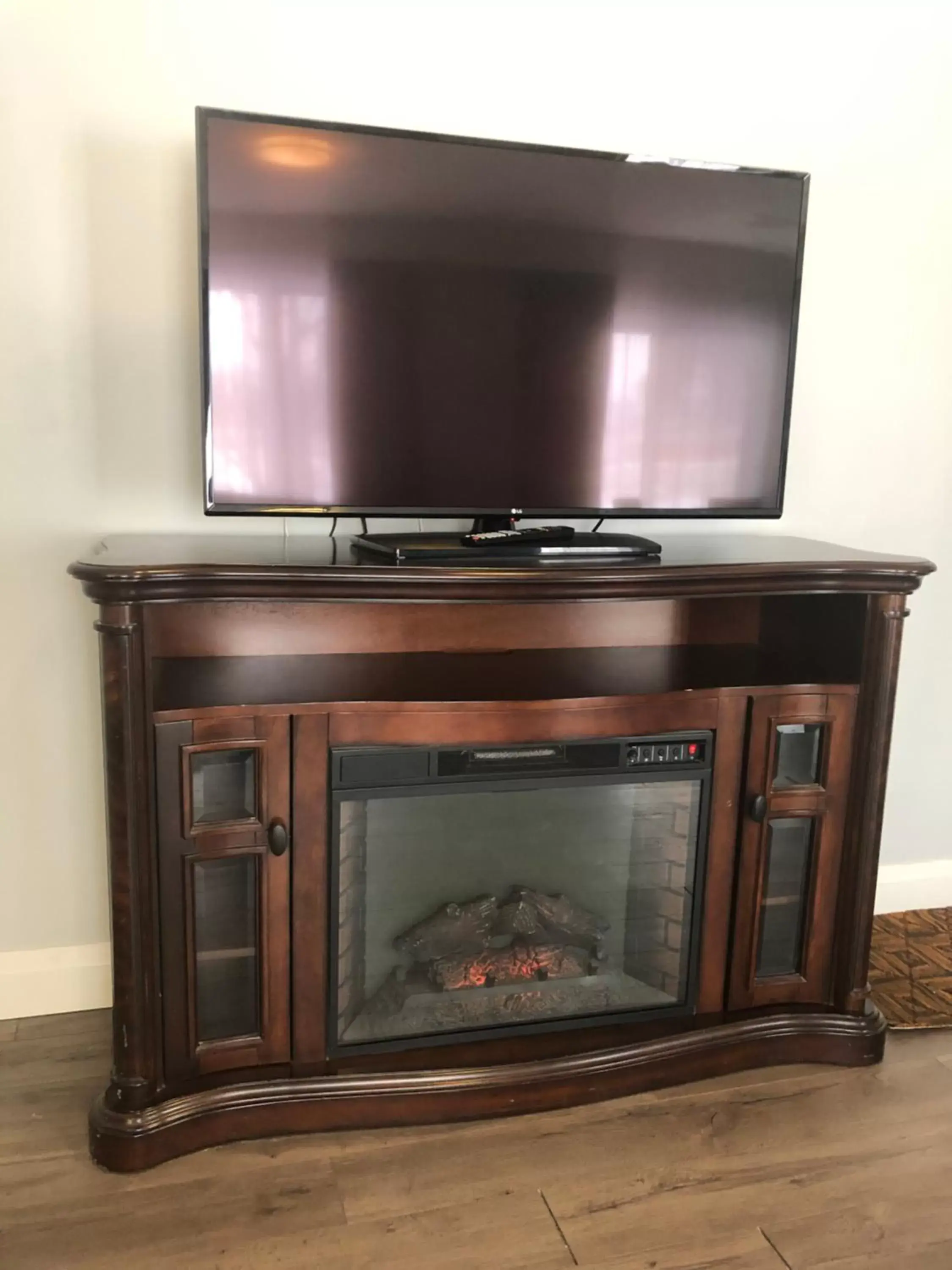 TV and multimedia, TV/Entertainment Center in Best Western Plus Barrie