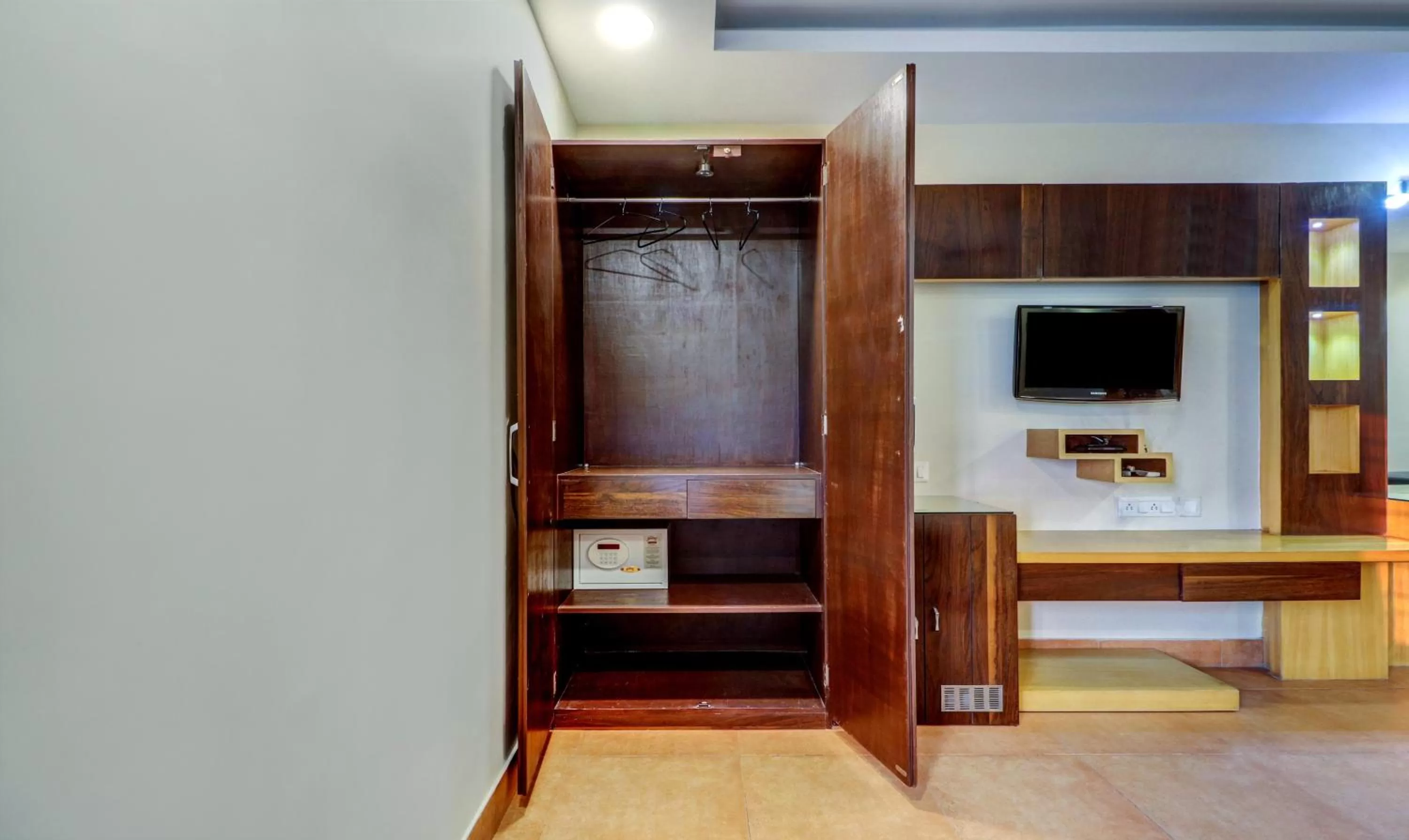 TV and multimedia in Treebo Sreema - 2 km From Salt Lake Sector V