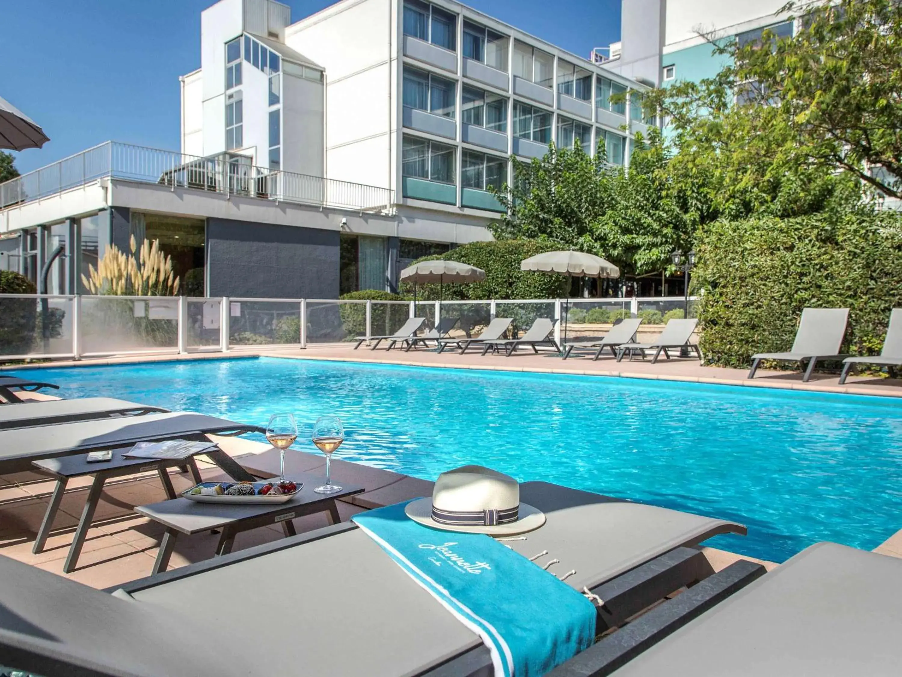 On site, Swimming Pool in Mercure Cavaillon