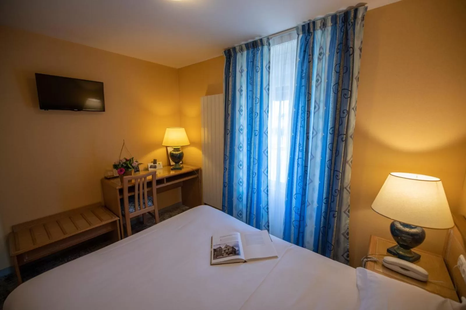 Bed in Logis Hotel Le Continental