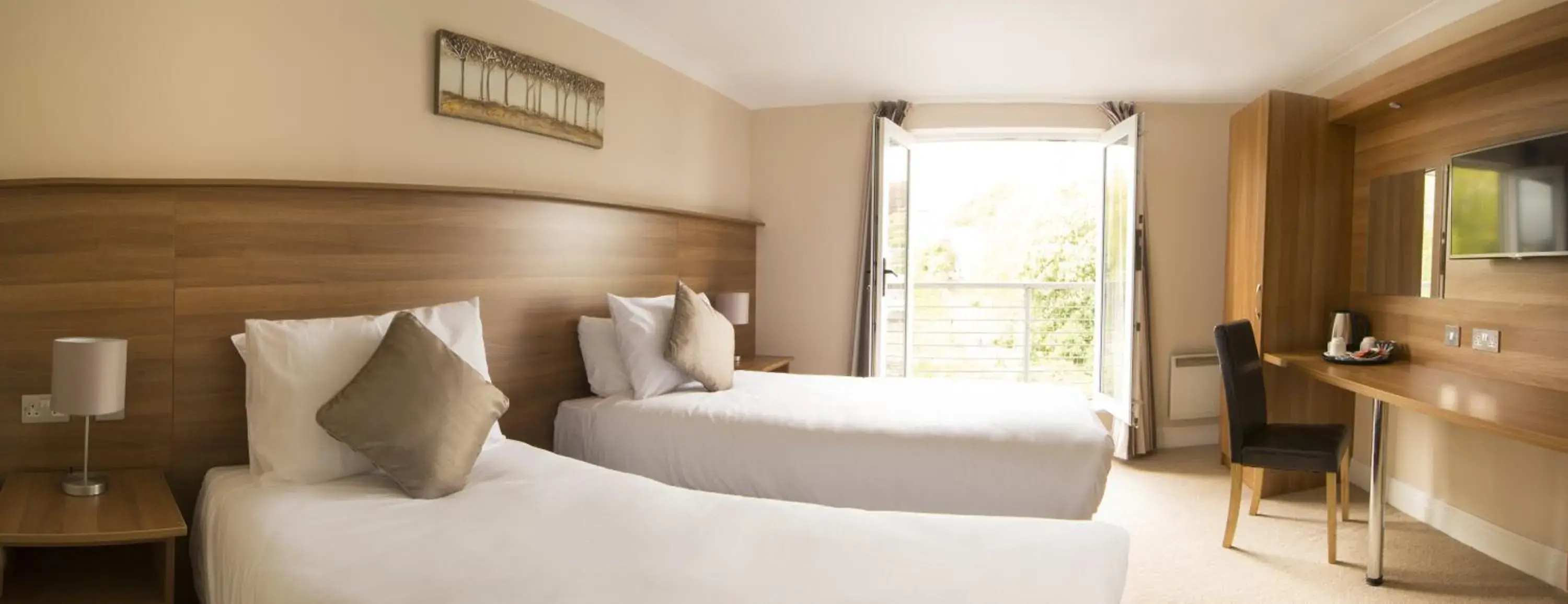 Bedroom, Bed in Riverside Hotel