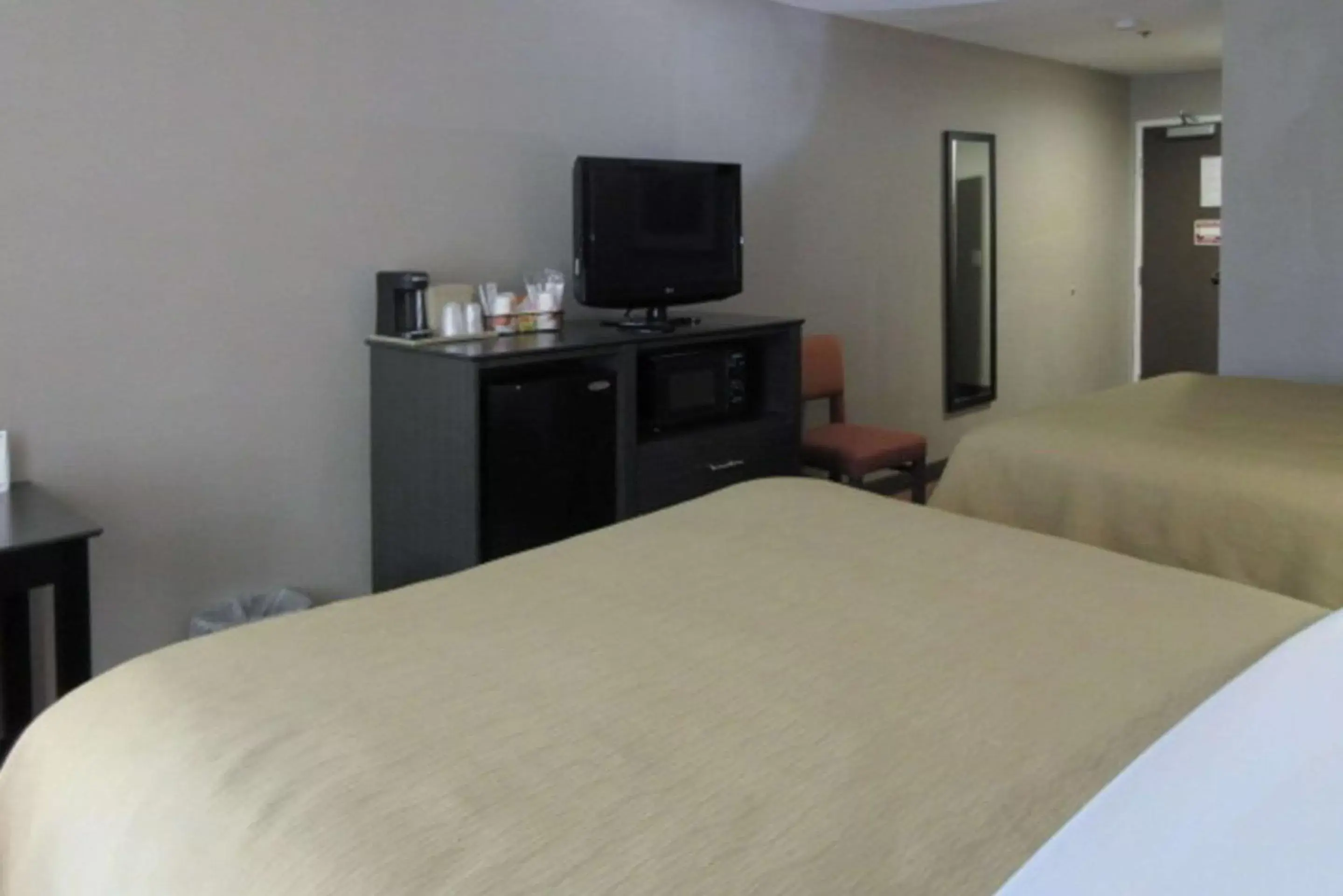 Photo of the whole room, Bed in Quality Inn & Suites Fresno Northwest