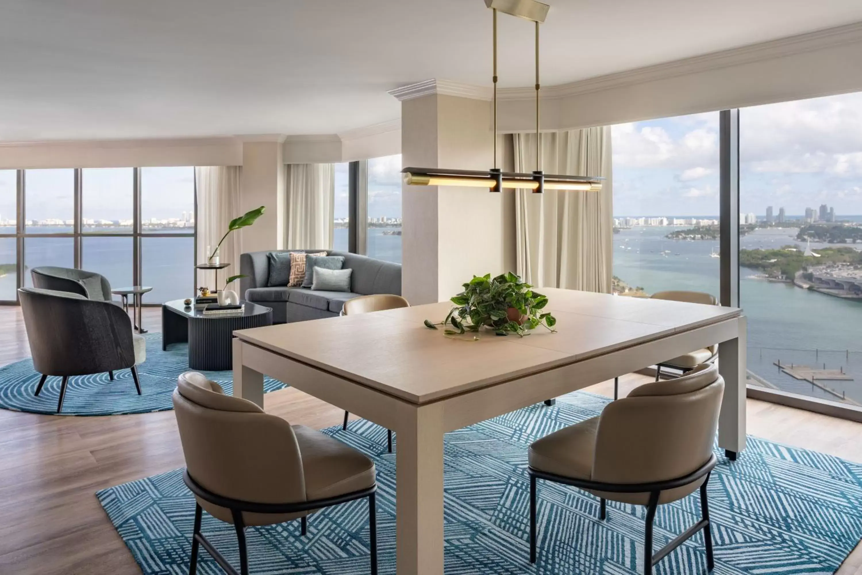 Bedroom, Seating Area in Miami Marriott Biscayne Bay