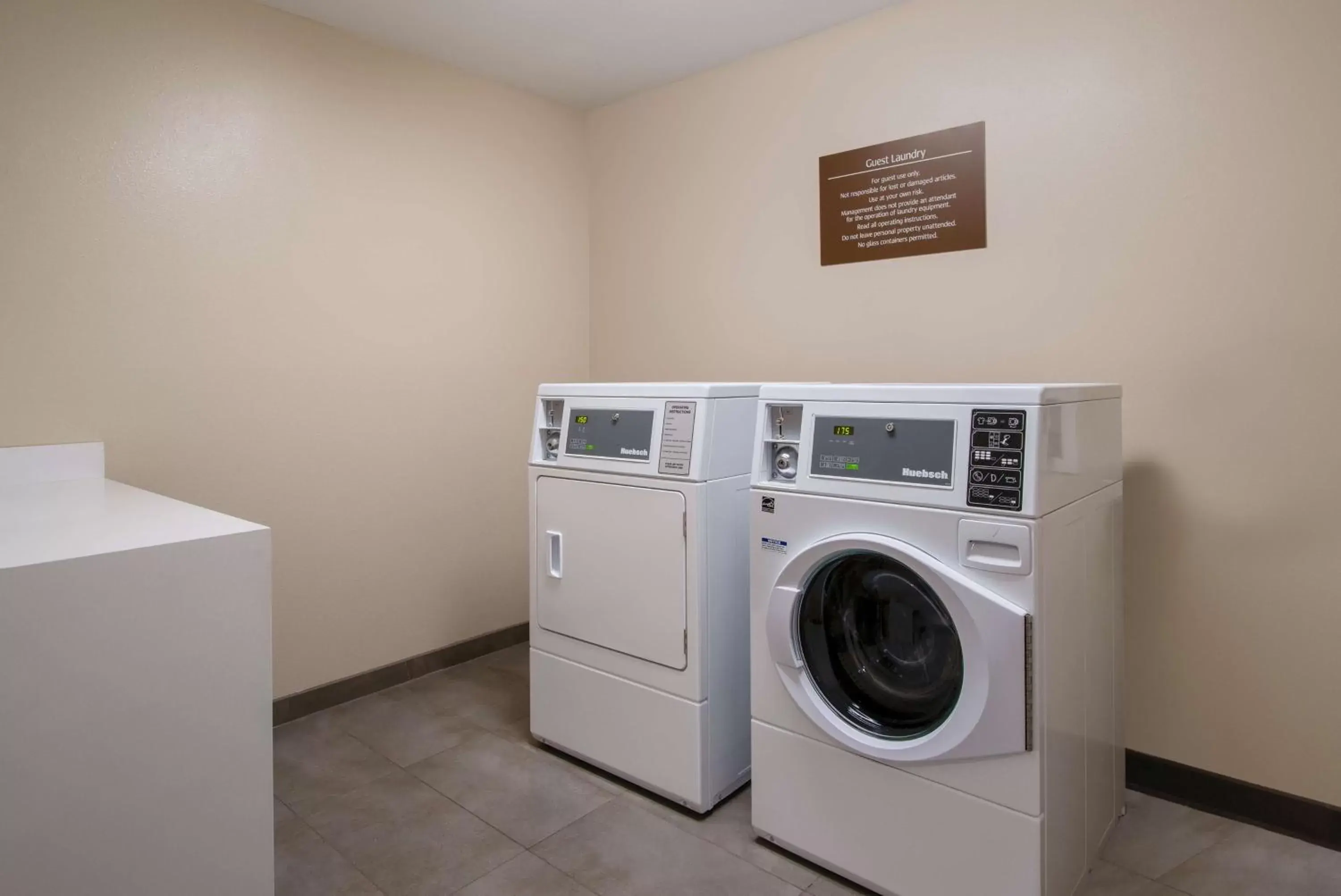 On site, Kitchen/Kitchenette in Best Western North Bryant Inn