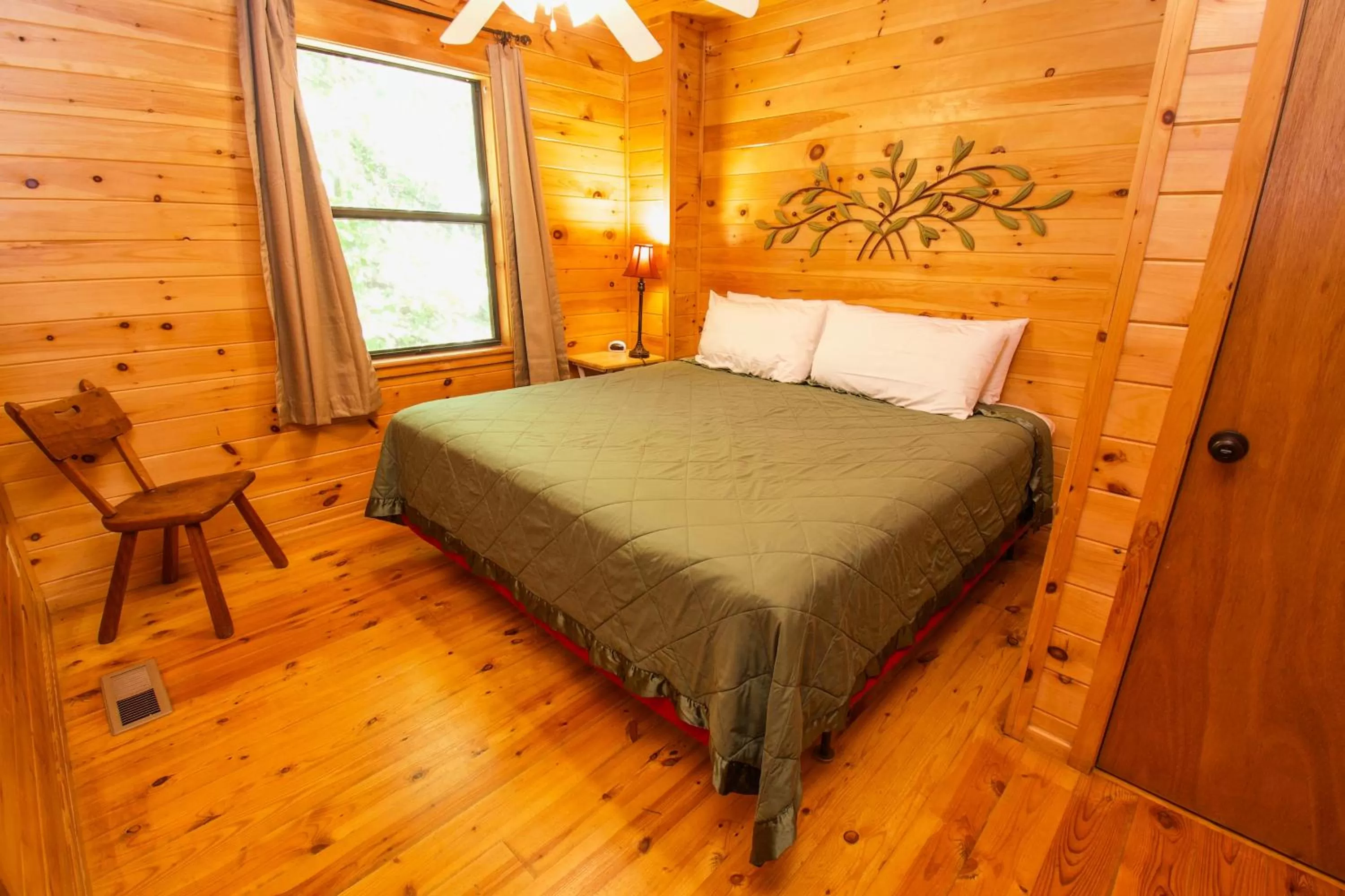 Bedroom, Bed in Paradise Hills, Winery Resort & Spa