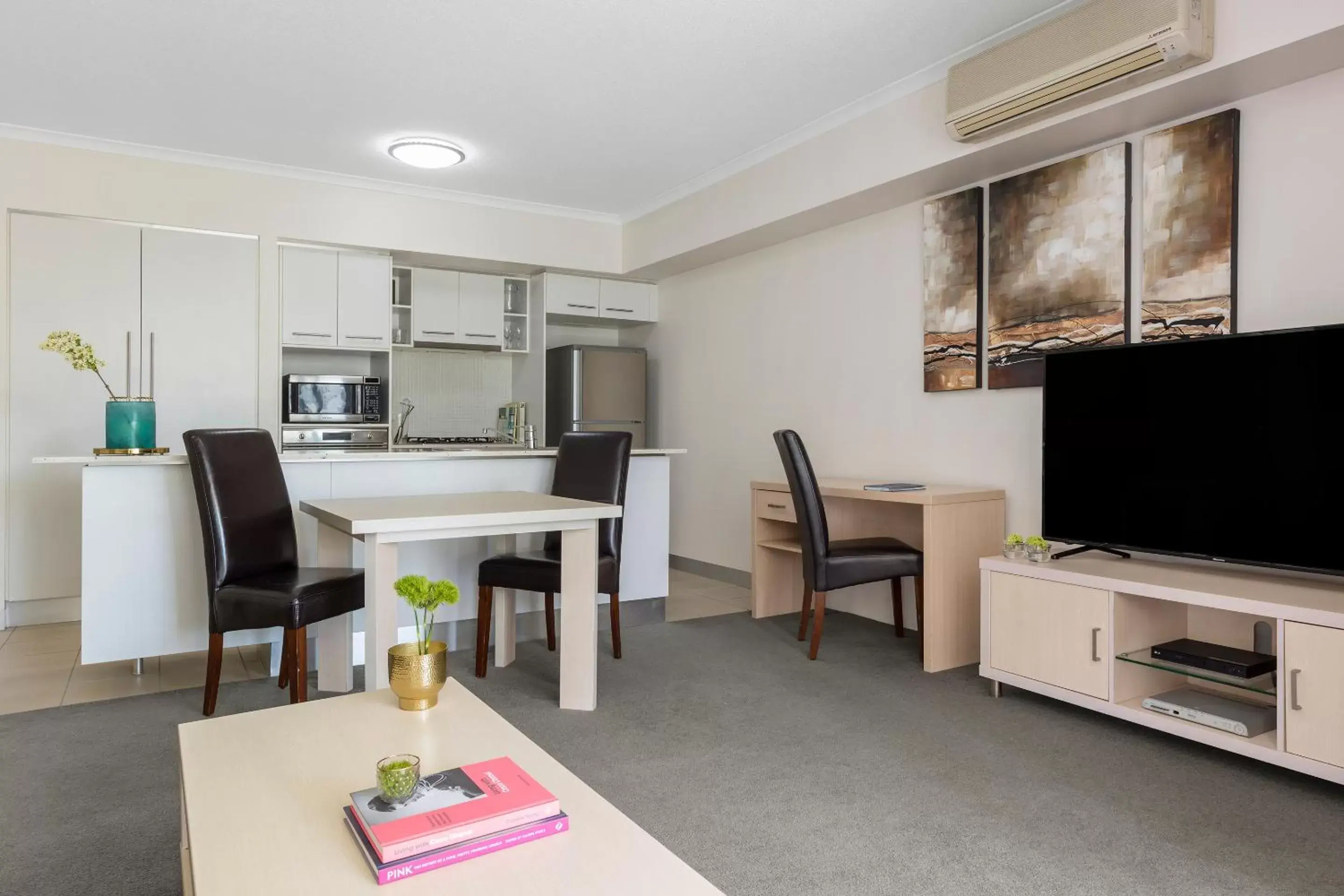 Kitchen or kitchenette, TV/Entertainment Center in iStay River City Brisbane