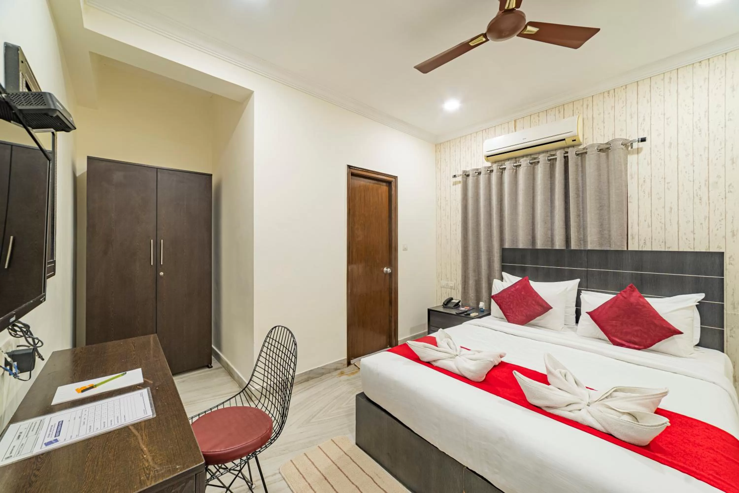 Bedroom, Bed in Hotel Athome , Whitefields, Kondapur