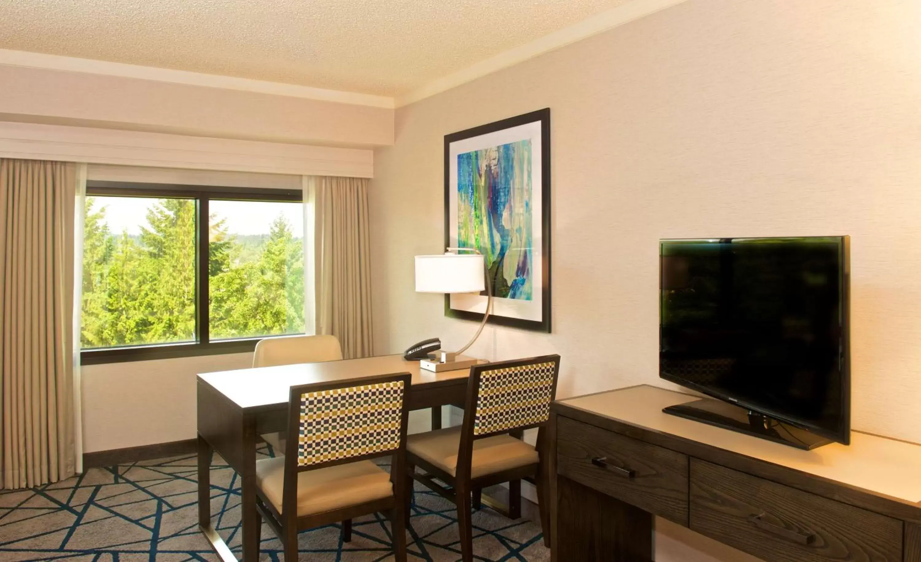 Living room, TV/Entertainment Center in Embassy Suites by Hilton Portland Washington Square