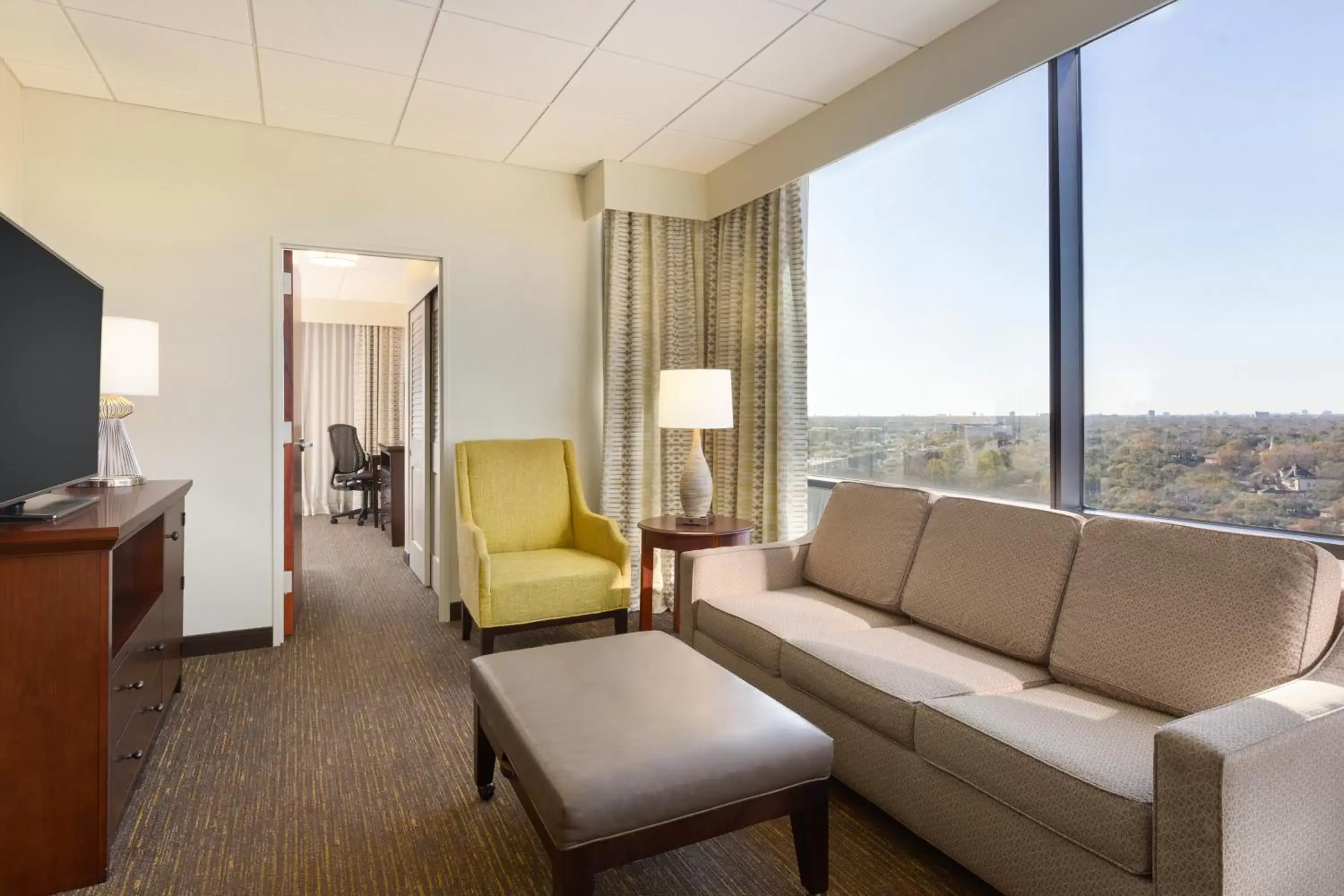Living room, Seating Area in DoubleTree by Hilton Houston Medical Center Hotel & Suites