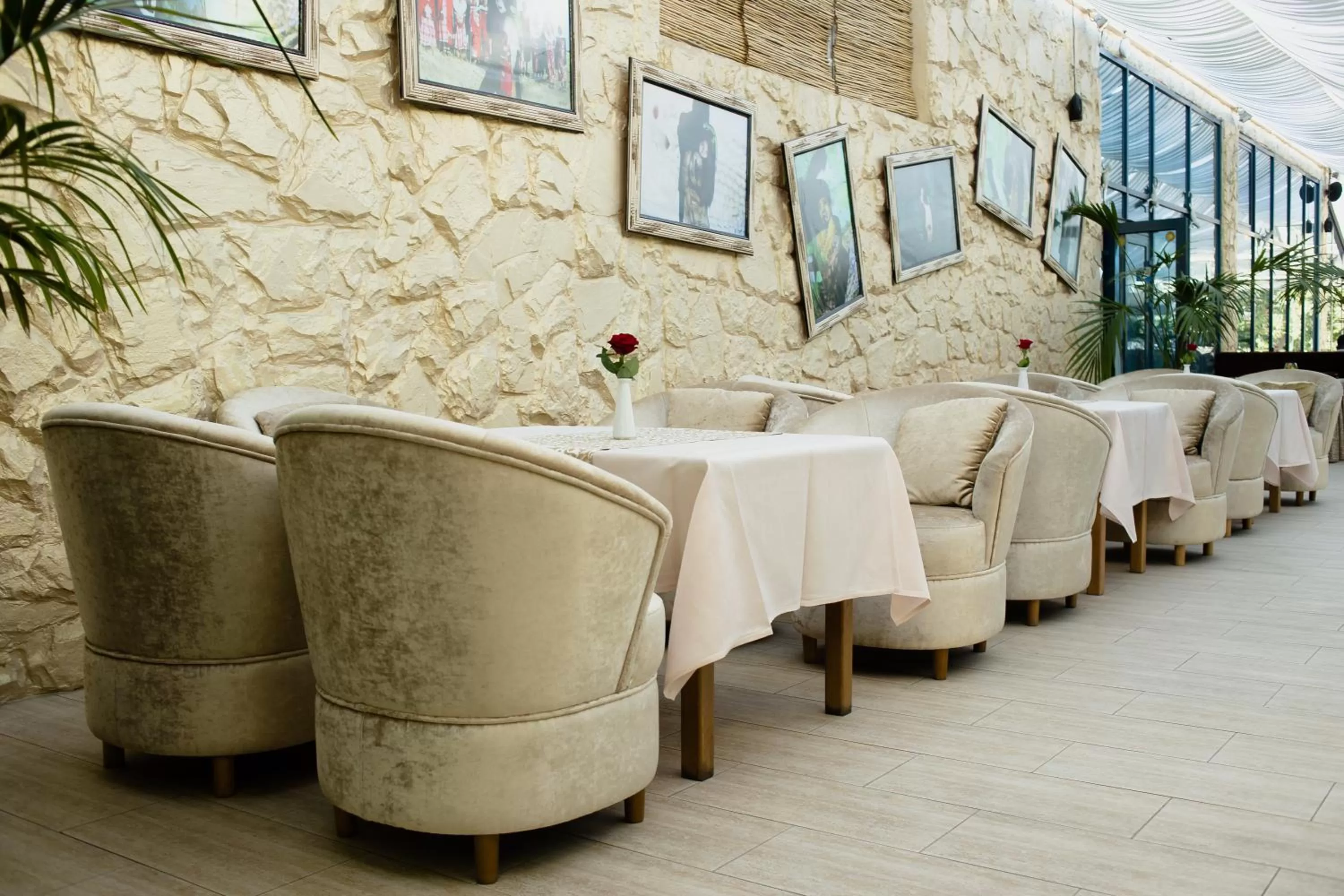 Restaurant/places to eat in Nadiya Hotel