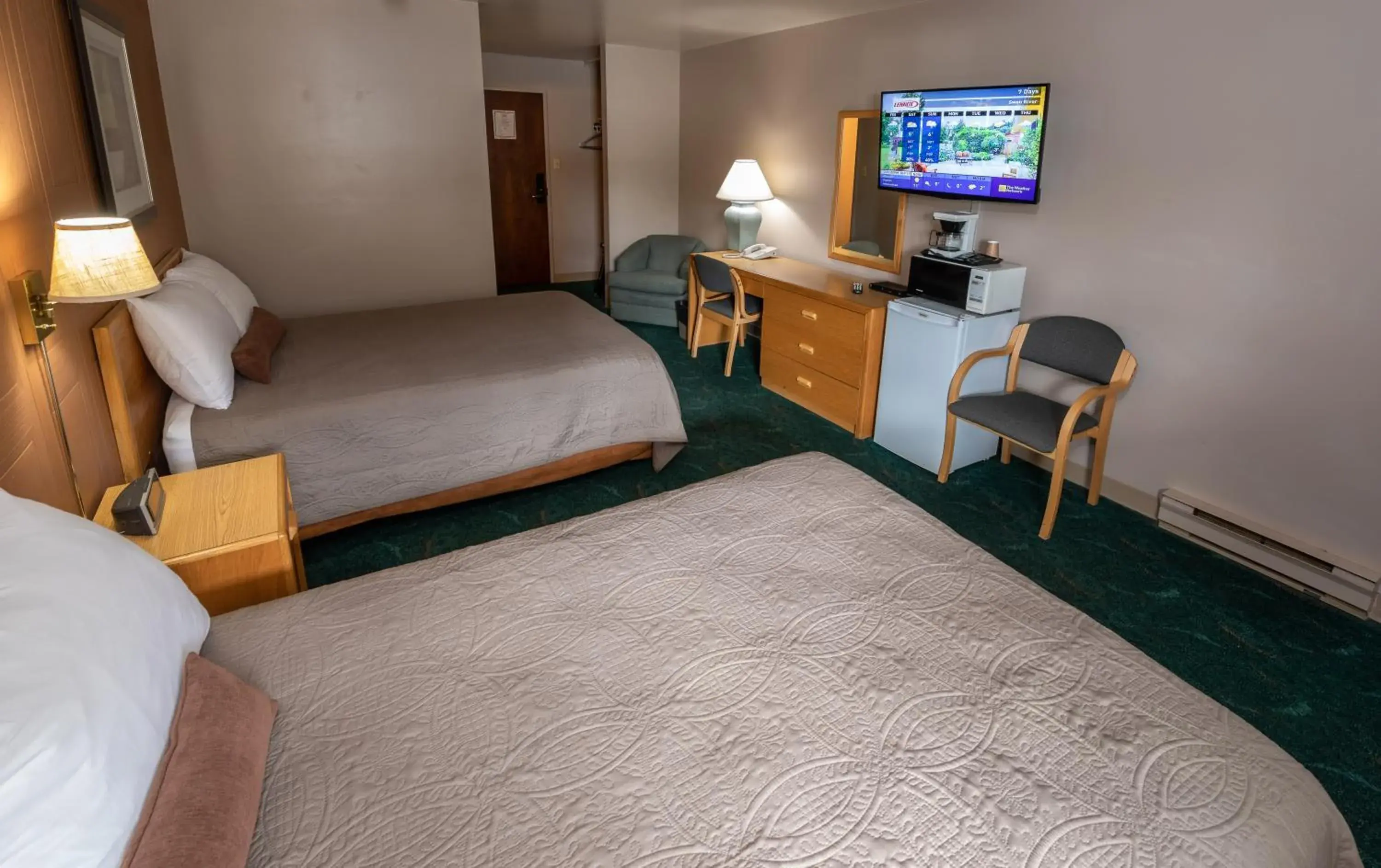 Photo of the whole room, Bed in Keystone Motor Inn