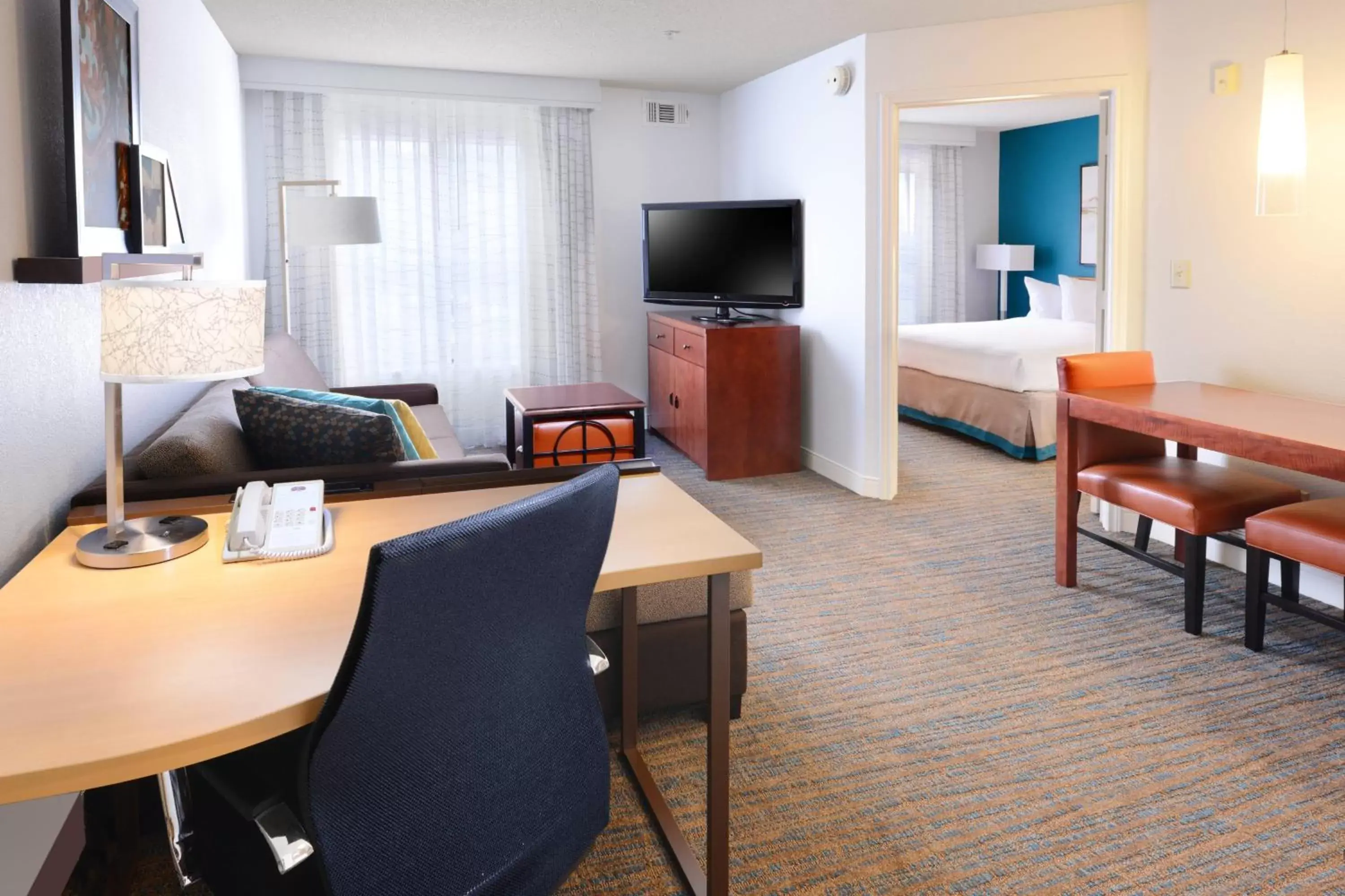 Bedroom, TV/Entertainment Center in Residence Inn by Marriott Dallas Plano/Legacy