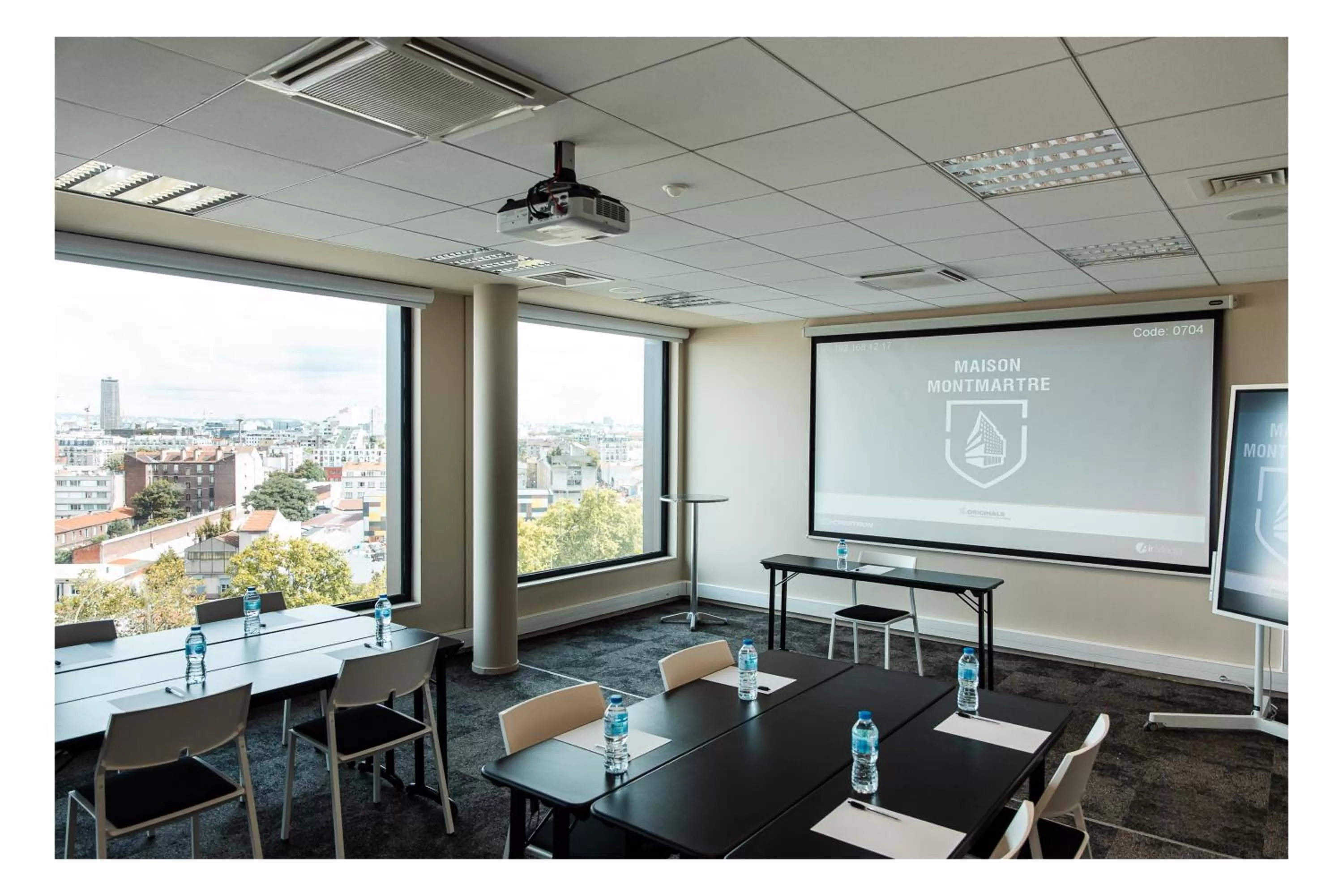 Business facilities in The Originals Boutique, Hôtel Maison Montmartre Paris Les Puces