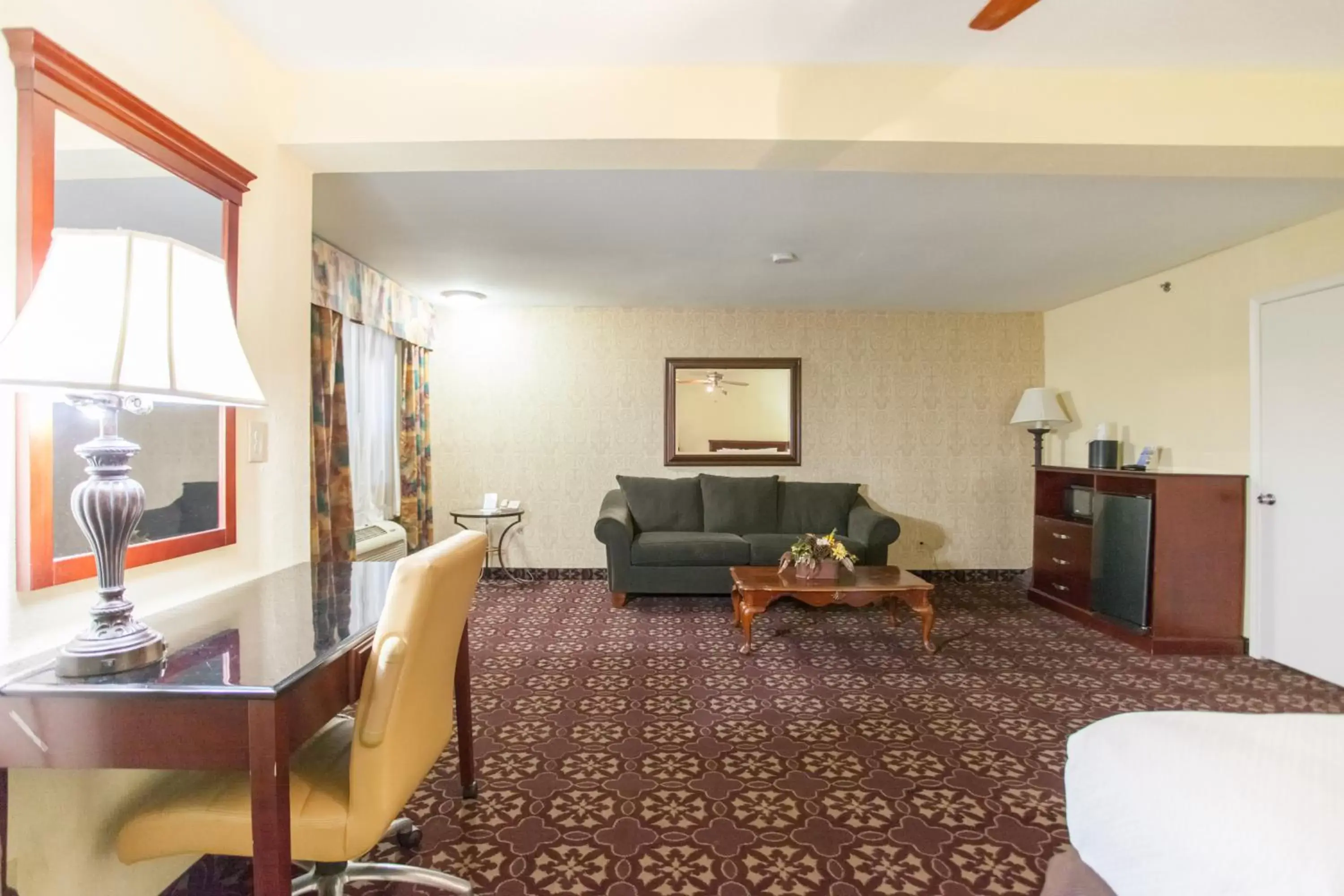 Living room, Seating Area in Days Inn by Wyndham Shenandoah