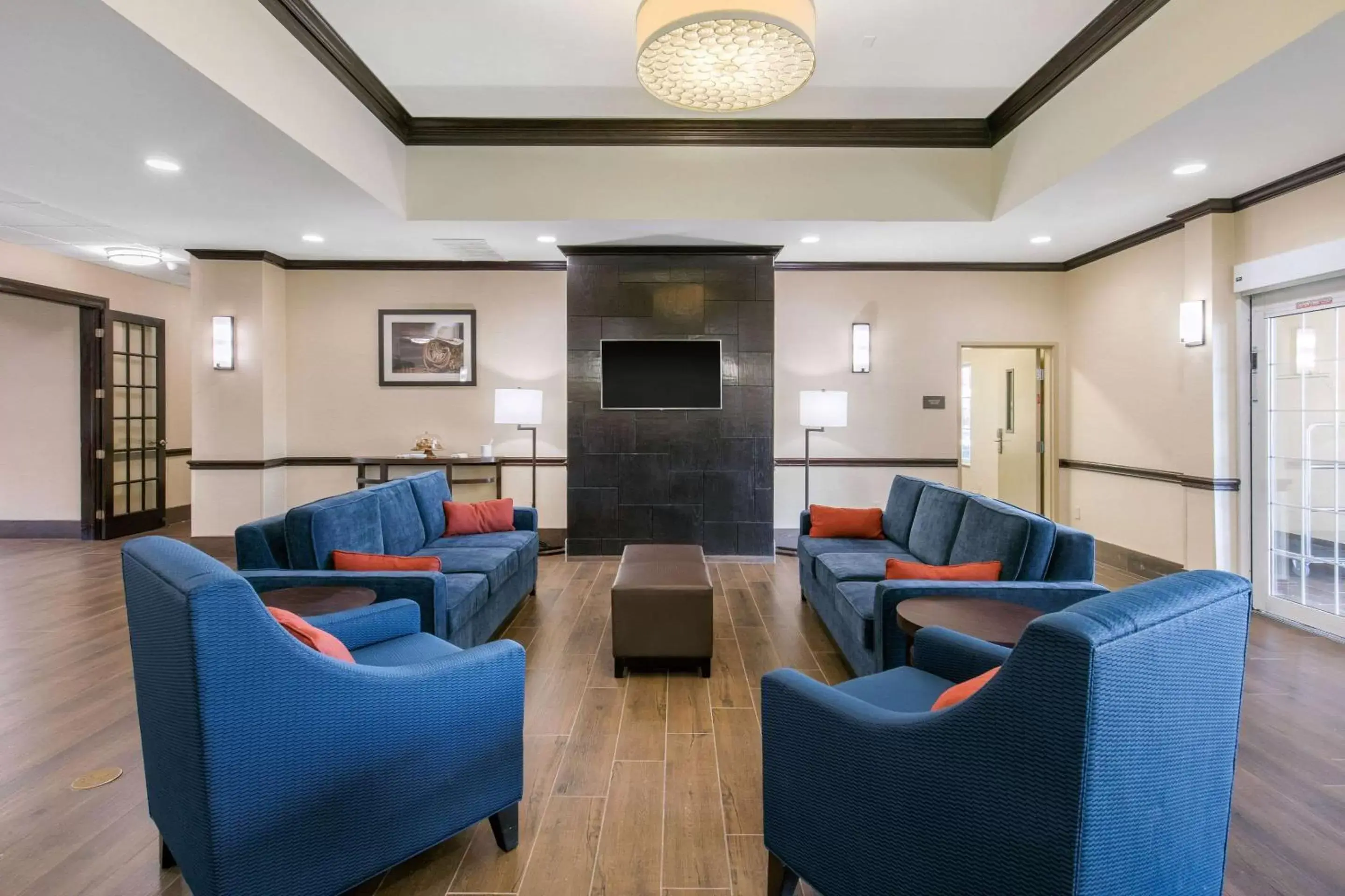 Lobby or reception, Lounge/Bar in Comfort Inn & Suites Cedar Hill Duncanville