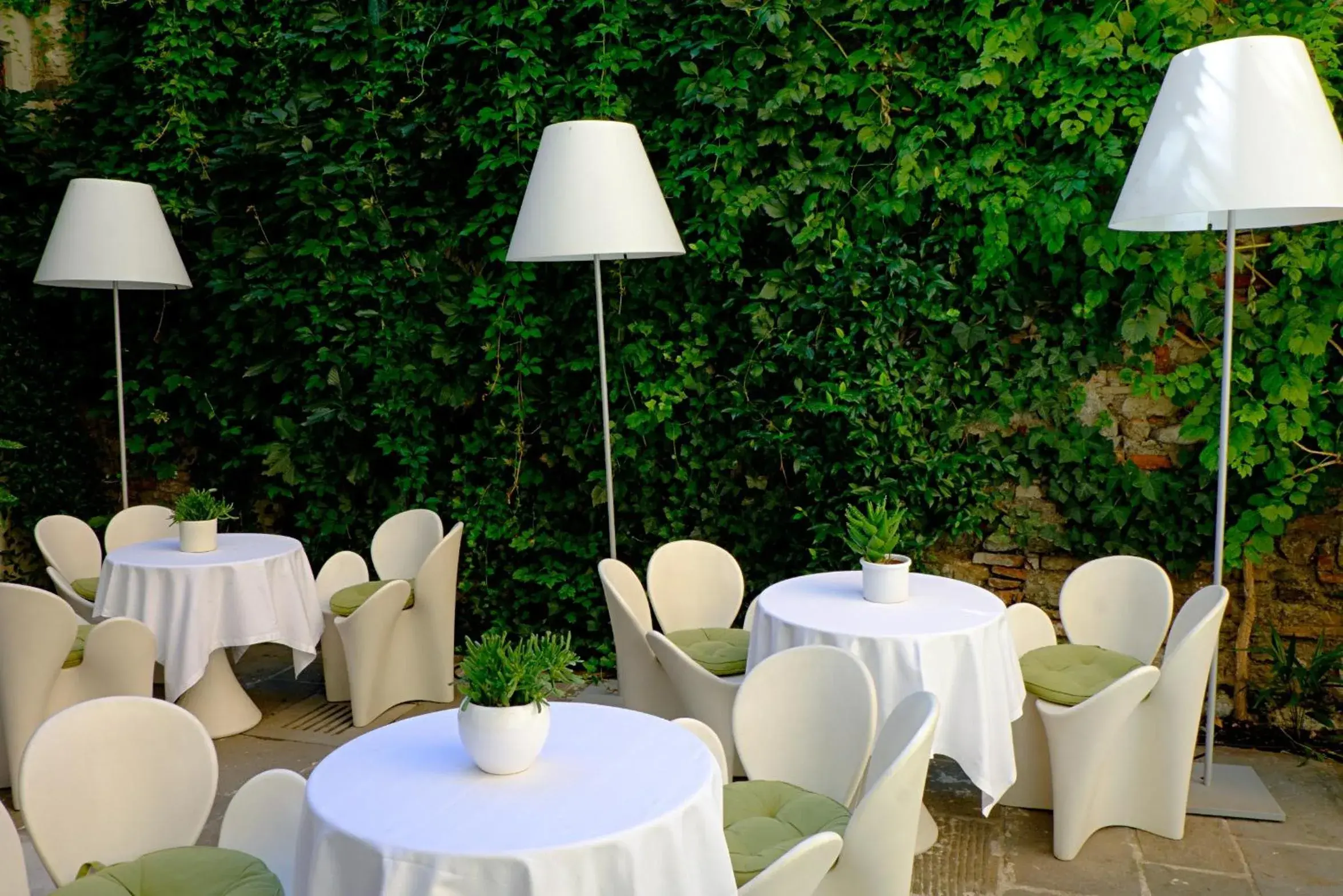 Garden, Banquet Facilities in Petronilla - Hotel In Bergamo