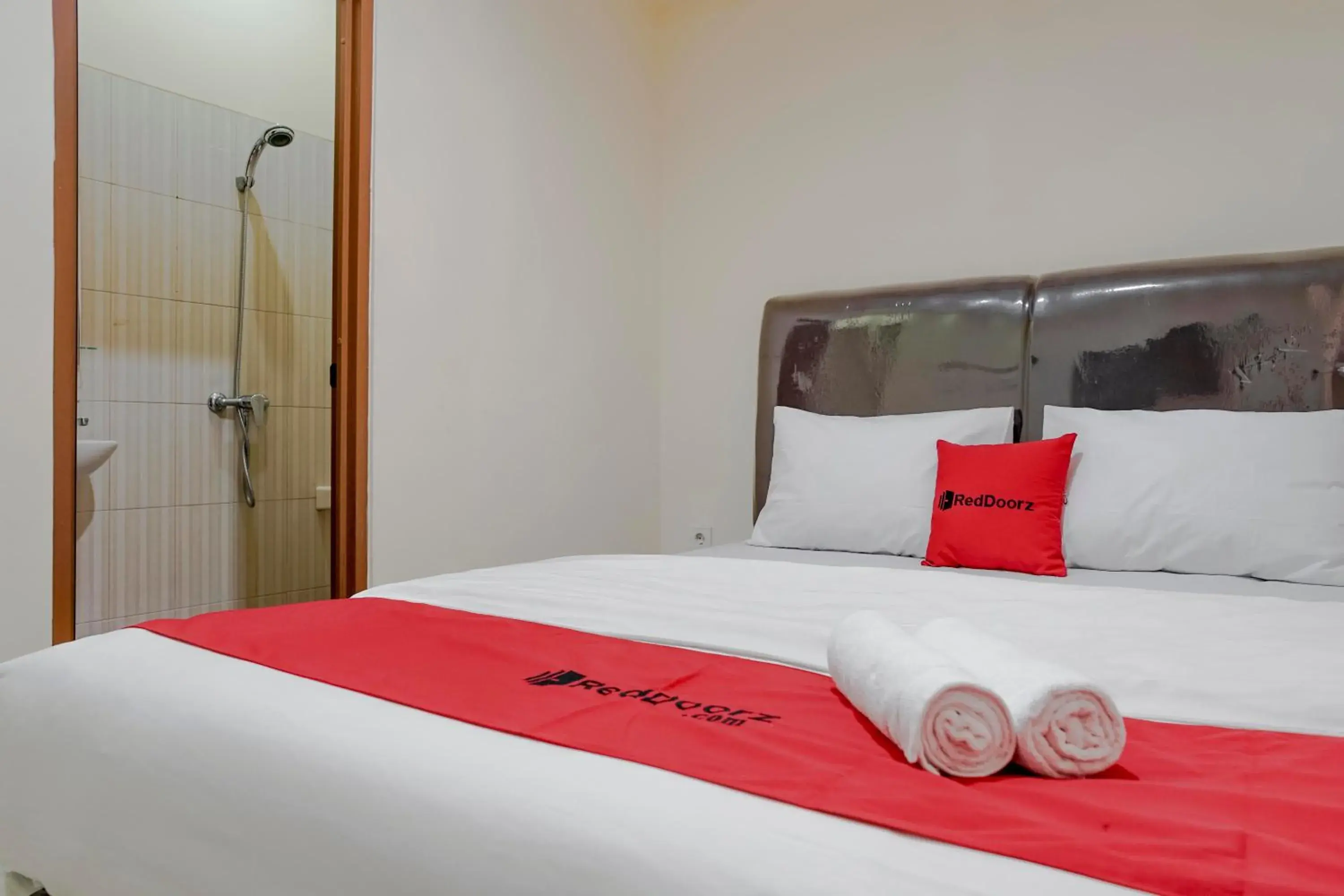 Bedroom, Bed in RedDoorz @ Jalan Biak Roxy Jakarta