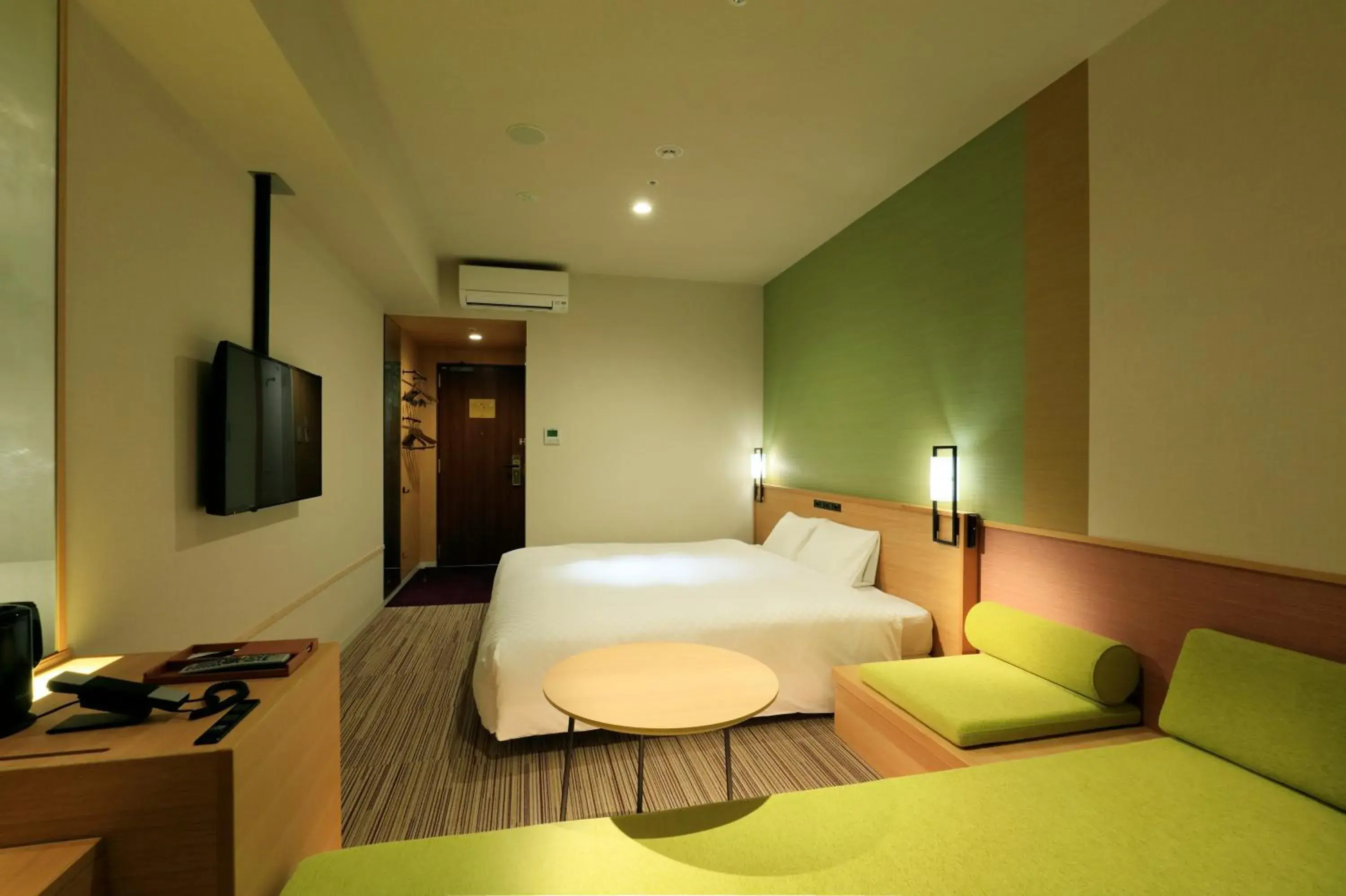 Bed, Seating Area in The Singulari Hotel & Skyspa at Universal Studios Japan